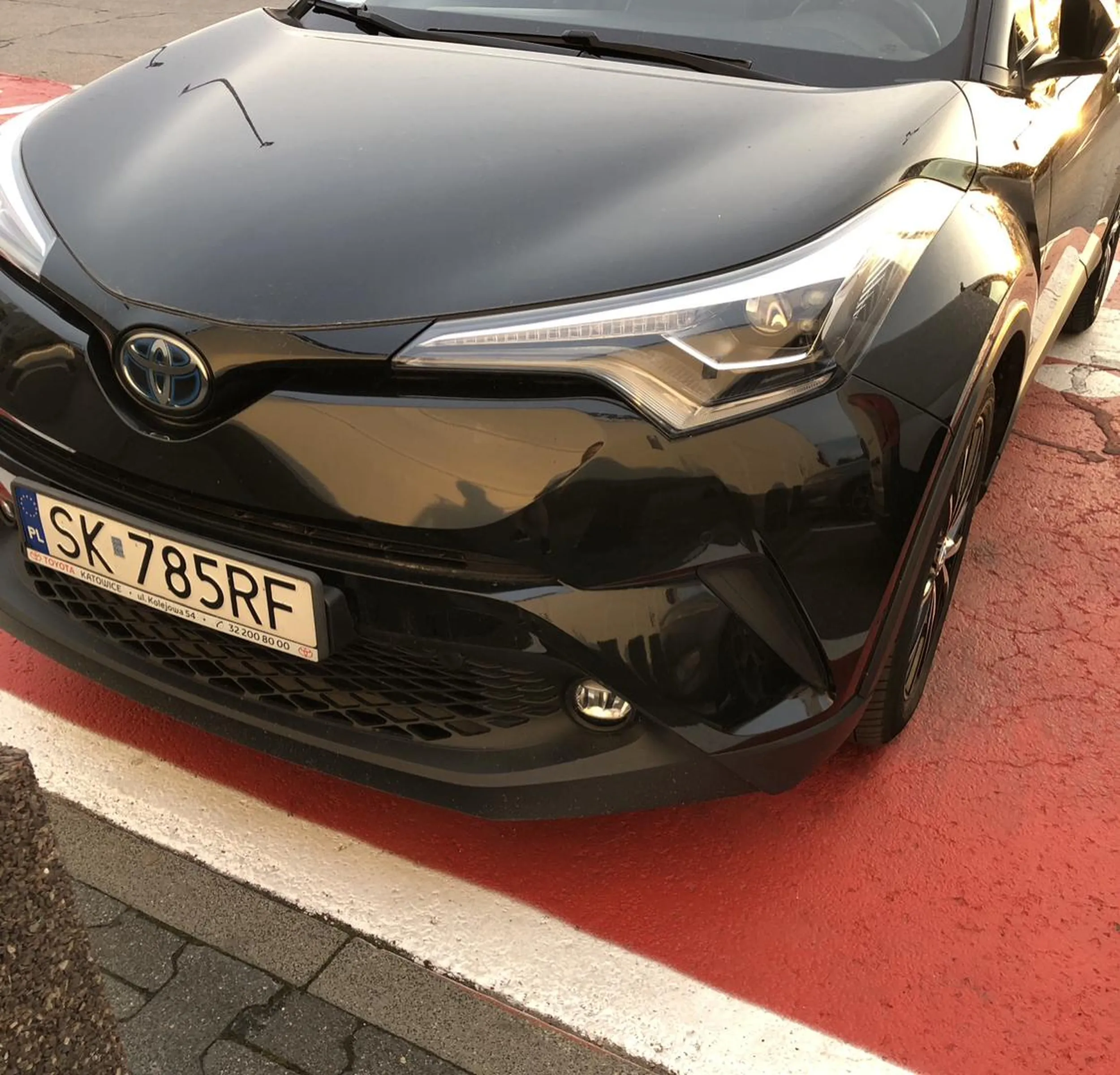 Wygodna pańcia, zajmuje miejsce dla „rodzin z dziećmi” podczas zakupów solo. Wiele innych miejsc było wolnych.