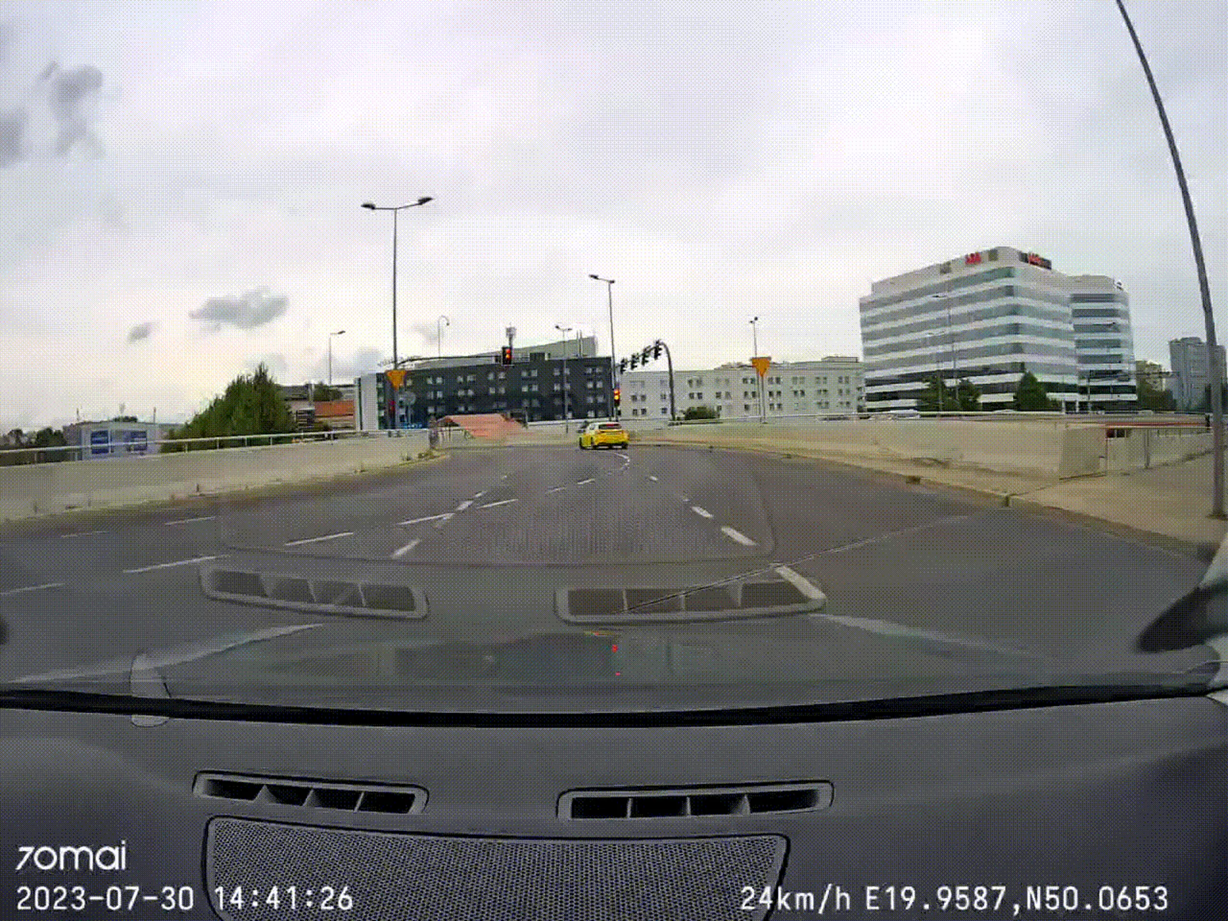 Pacz w lusterka, a nie w telefon!