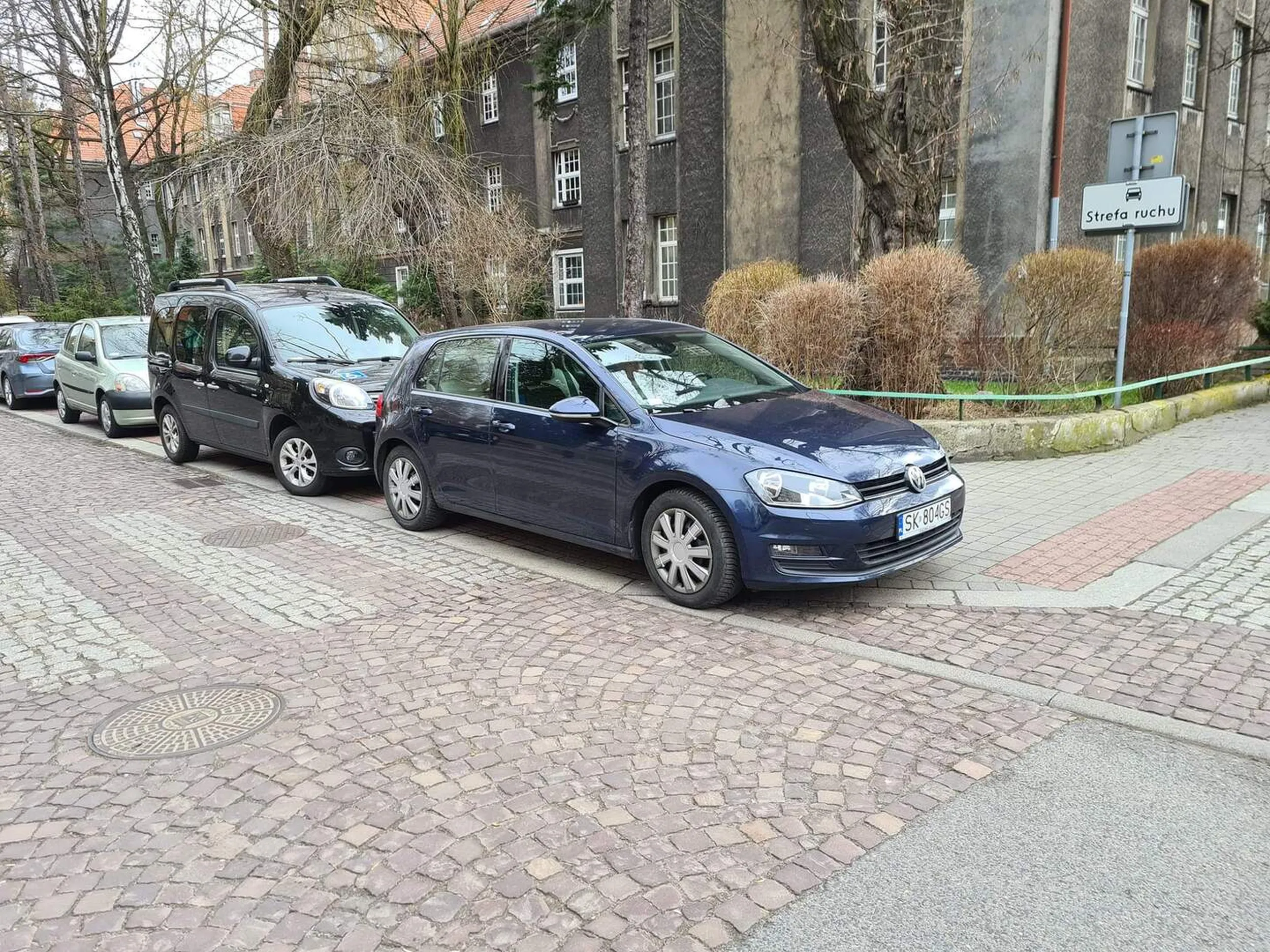 Parkuje na przejściu dla pieszych.