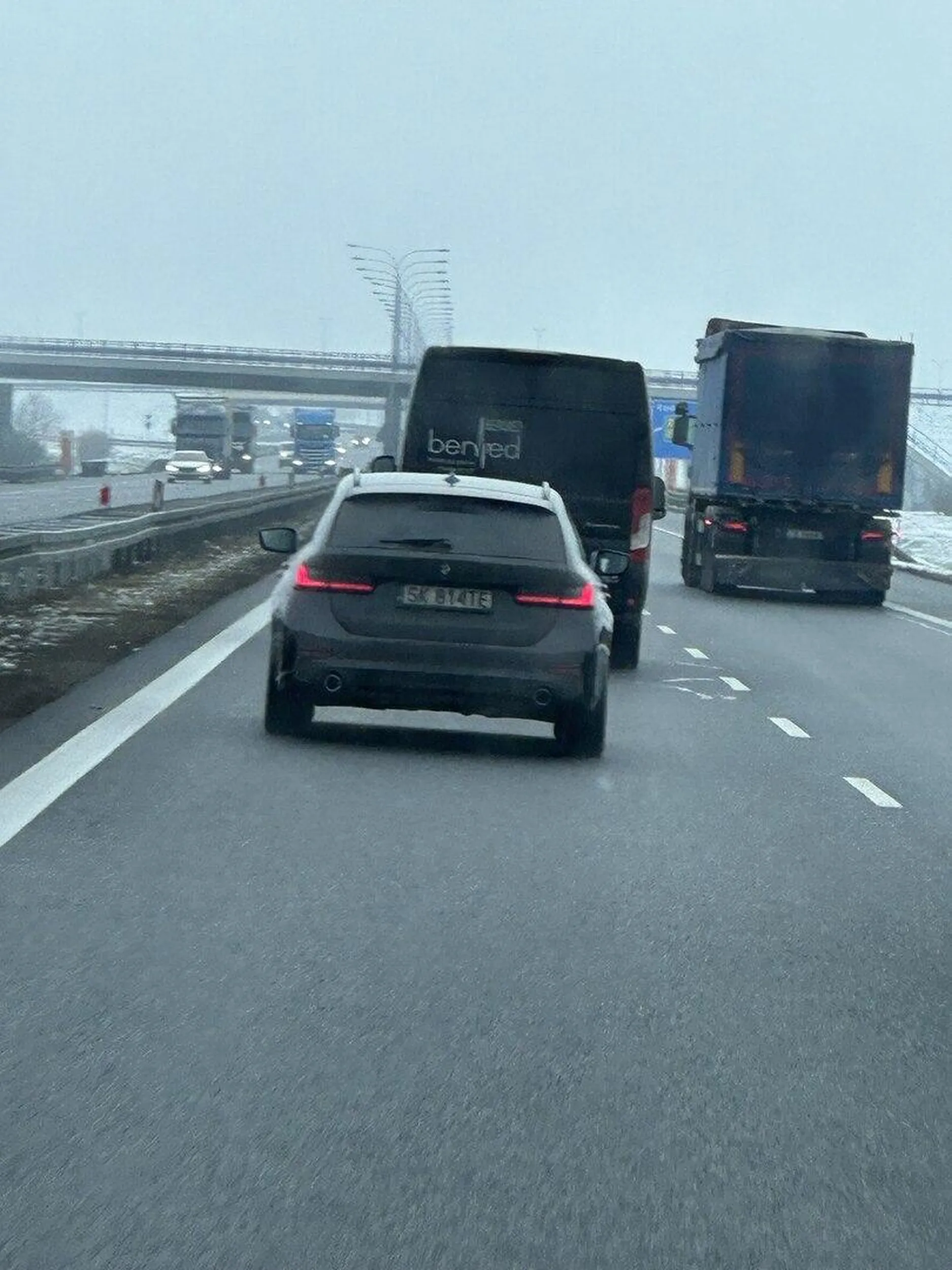 Kiedyś była taka loteria Lays i tam chyba były prawa jazdy? Kierowca przy 130-140 km/h jedzie za zderzakiem busa na autostradzie. Jak można przy prędkości 140 km/h trzymać 1 metr odległości? 5 żyć? gra komputerowa gta ? Bardzo niebezpieczna jazda, brak umiejętności, oby nikt nie zginął.
