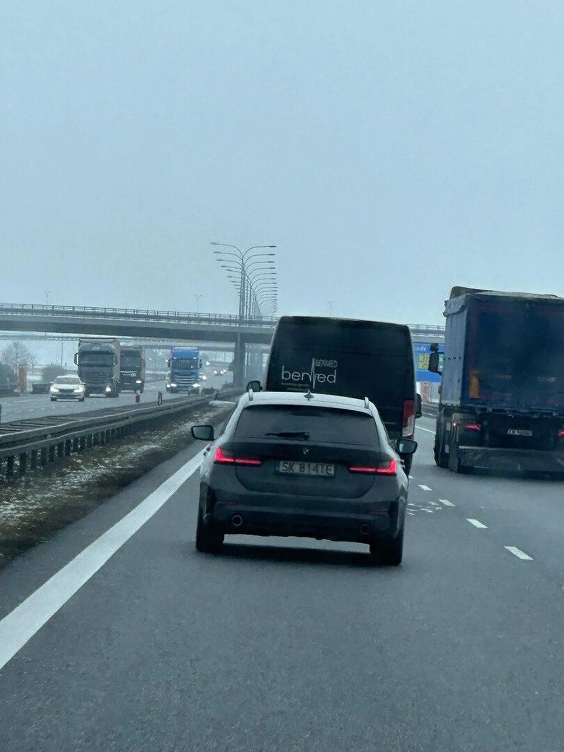 Kiedyś była taka loteria Lays i tam chyba były prawa jazdy? Kierowca przy 130-140 km/h jedzie za zderzakiem busa na autostradzie. Jak można przy prędkości 140 km/h trzymać 1 metr odległości? 5 żyć? gra komputerowa gta ? Bardzo niebezpieczna jazda, brak umiejętności, oby nikt nie zginął.