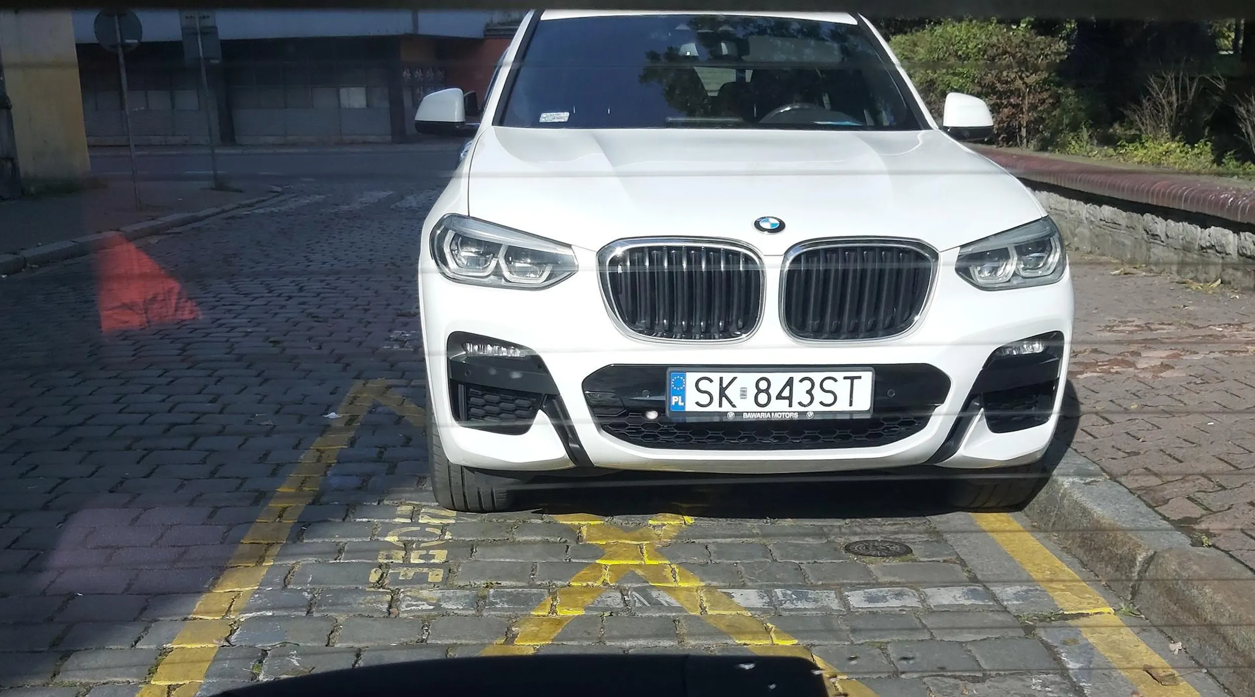 Jedyne dwa miejsca zarezerwowane dla żłobka,aby móc zaparkować na chwilę i zaprowadzić swoje dziecko Kierowca stał długi czas na połowie jednego z nich uniemożliwiając zaparkowanie.