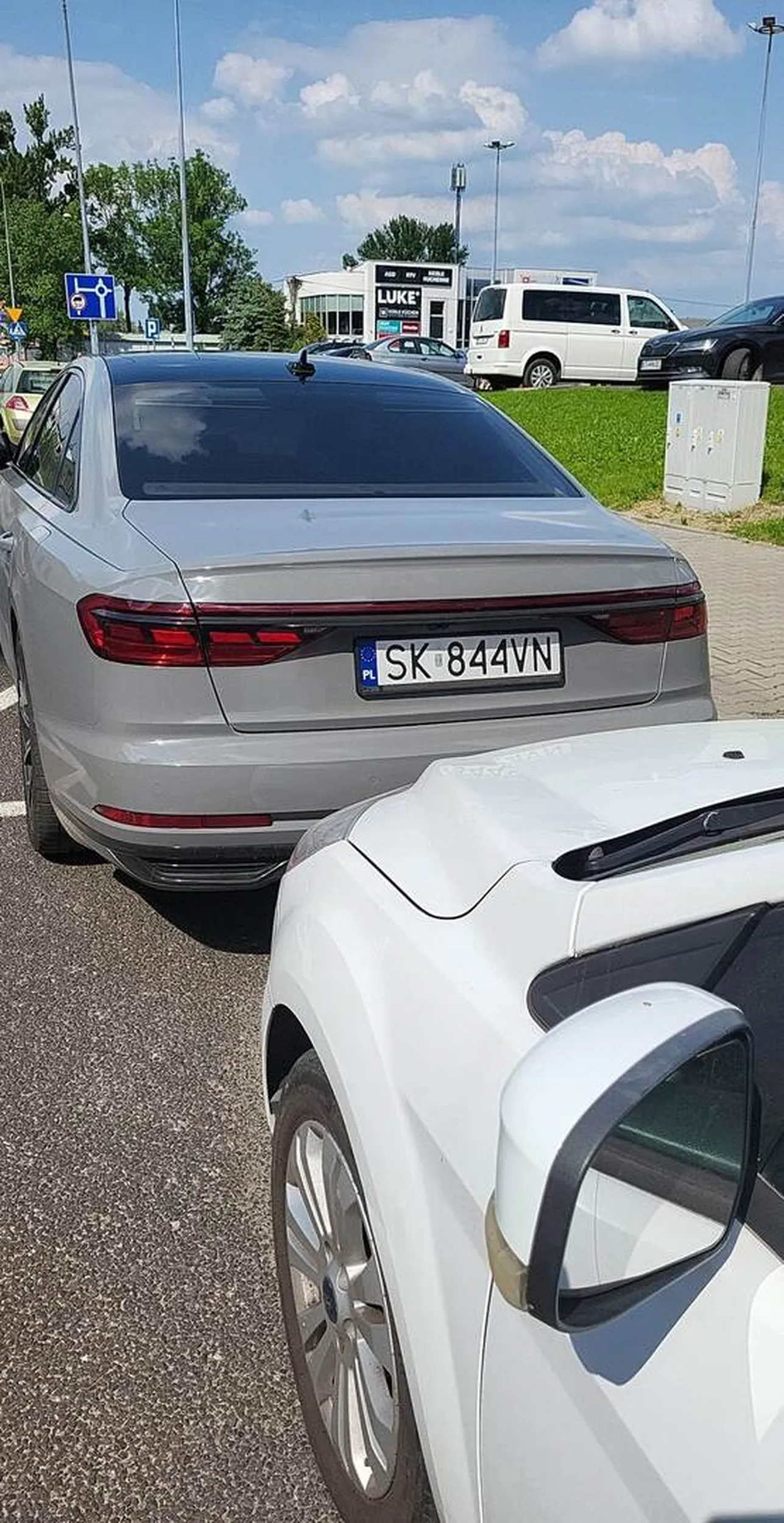 Nie pozdrawiam inteligenta niepotrafiacego parkować. Dosatkowo zrobił to jeszcze na zakazie pod galerią sfera w Bielsku- Białej