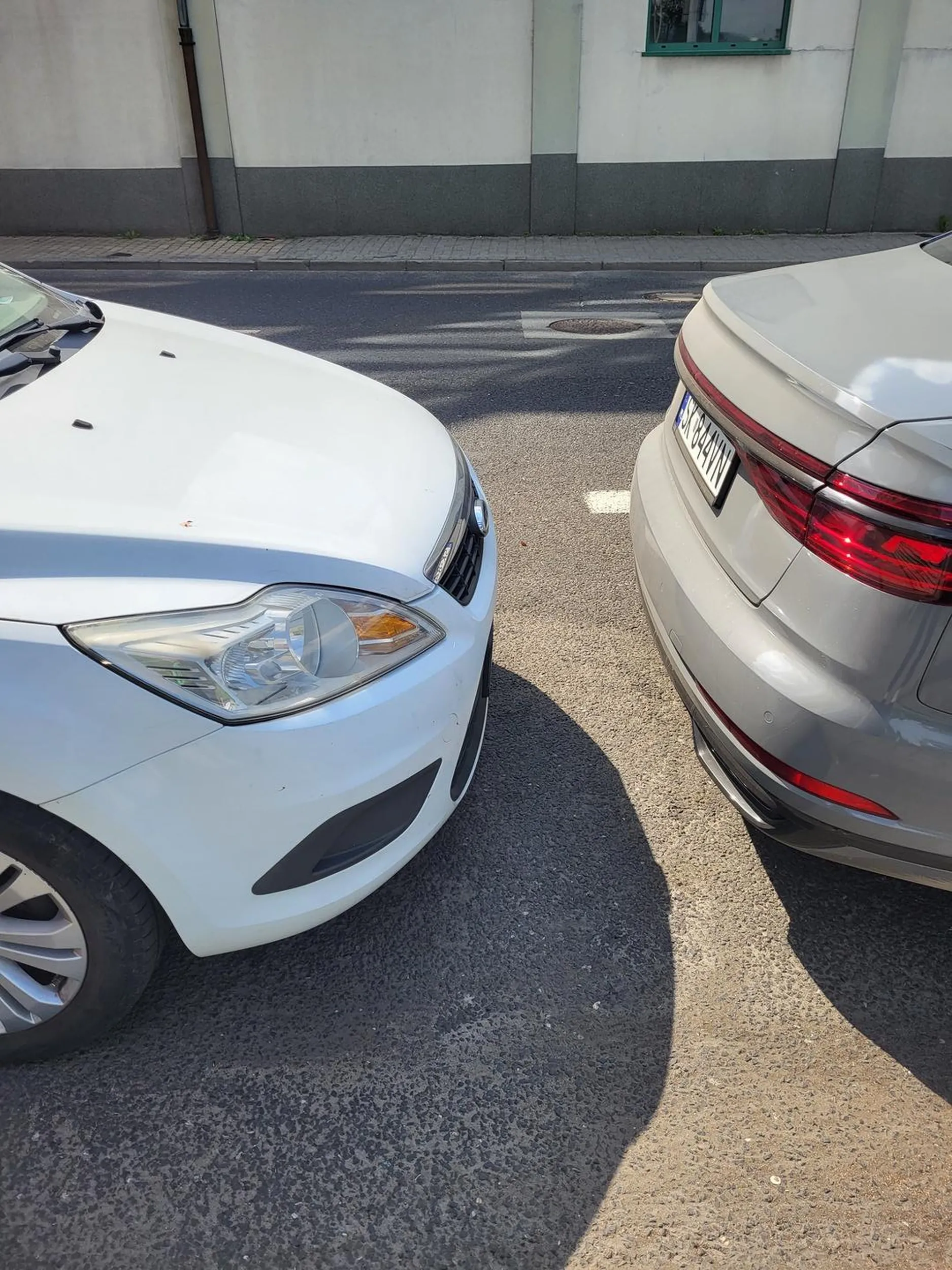 Nie pozdrawiam inteligenta niepotrafiacego parkować. Dosatkowo zrobił to jeszcze na zakazie pod galerią sfera w Bielsku- Białej