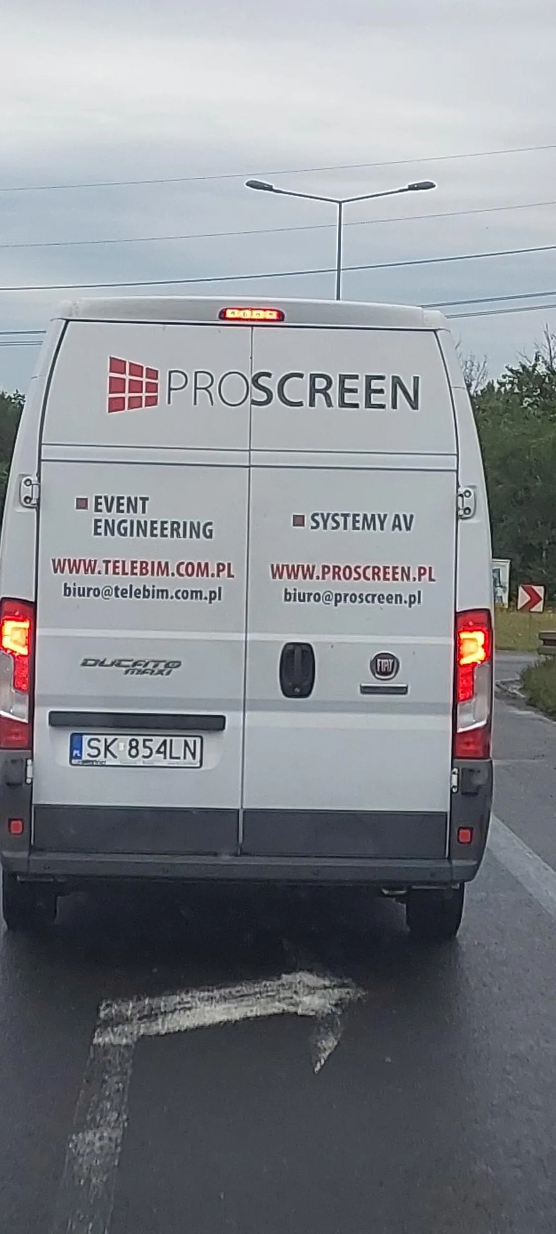 Facet poza pracą na 100% jeździ BMW. Autostrada A4 karygodny brak używania kierunkowskazów - notorycznie.