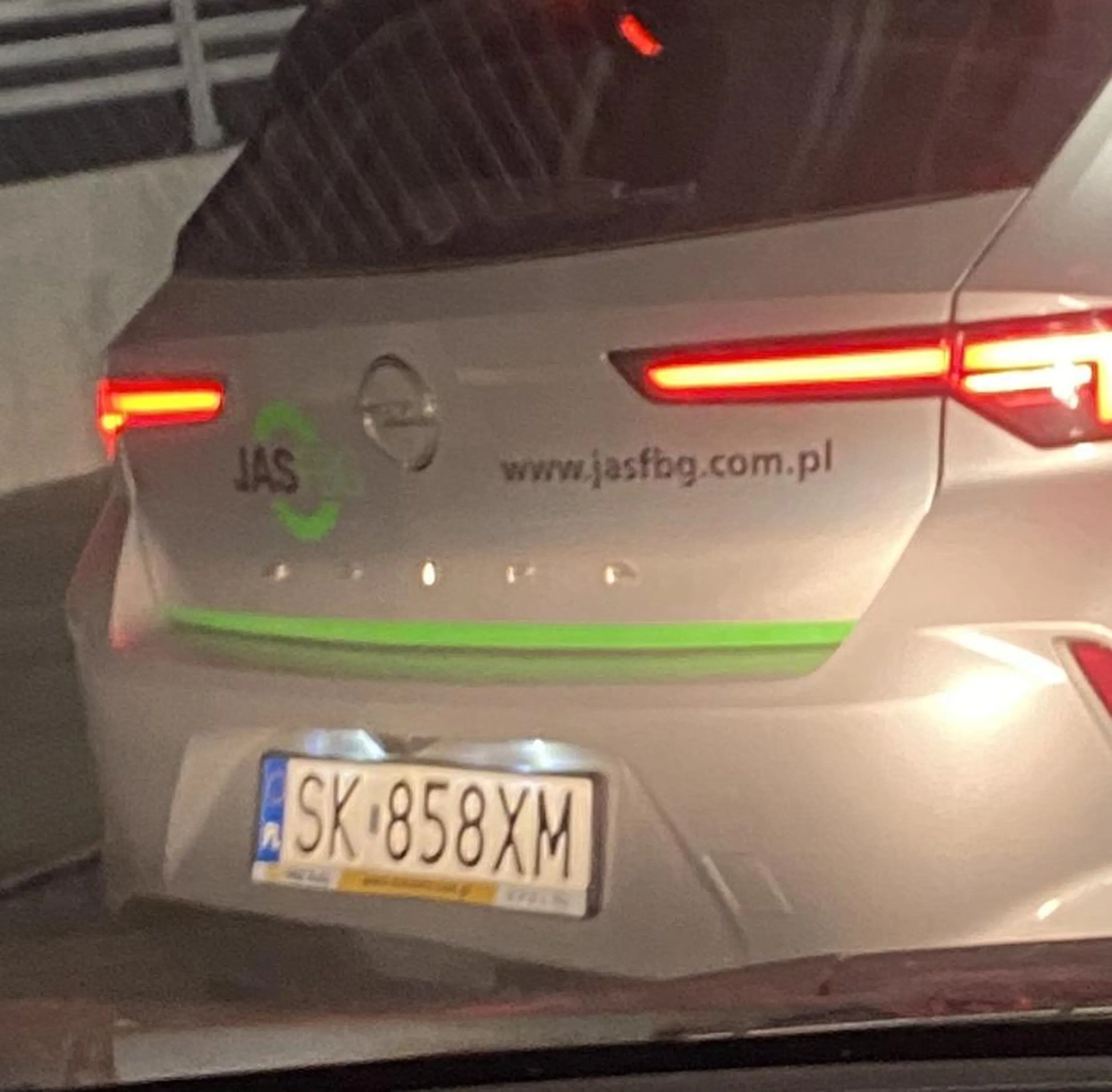 Mam nadzieje że twoja poduszka zawsze będzie ciepła z dwóch stron za to wciśnięcie się na parkingu po koncercie.