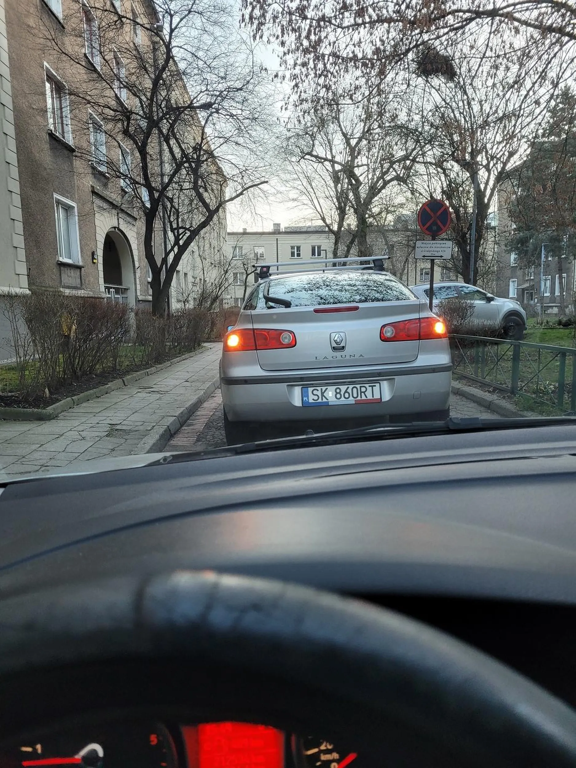 Psychopata startujący do kobiety z łapami, po zwróceniu uwagi, że wyjazd to nie parking. I awaryjne nie uprawniają do blokowania wyjazdy, bo trzeba wnieść zakupy do domu.