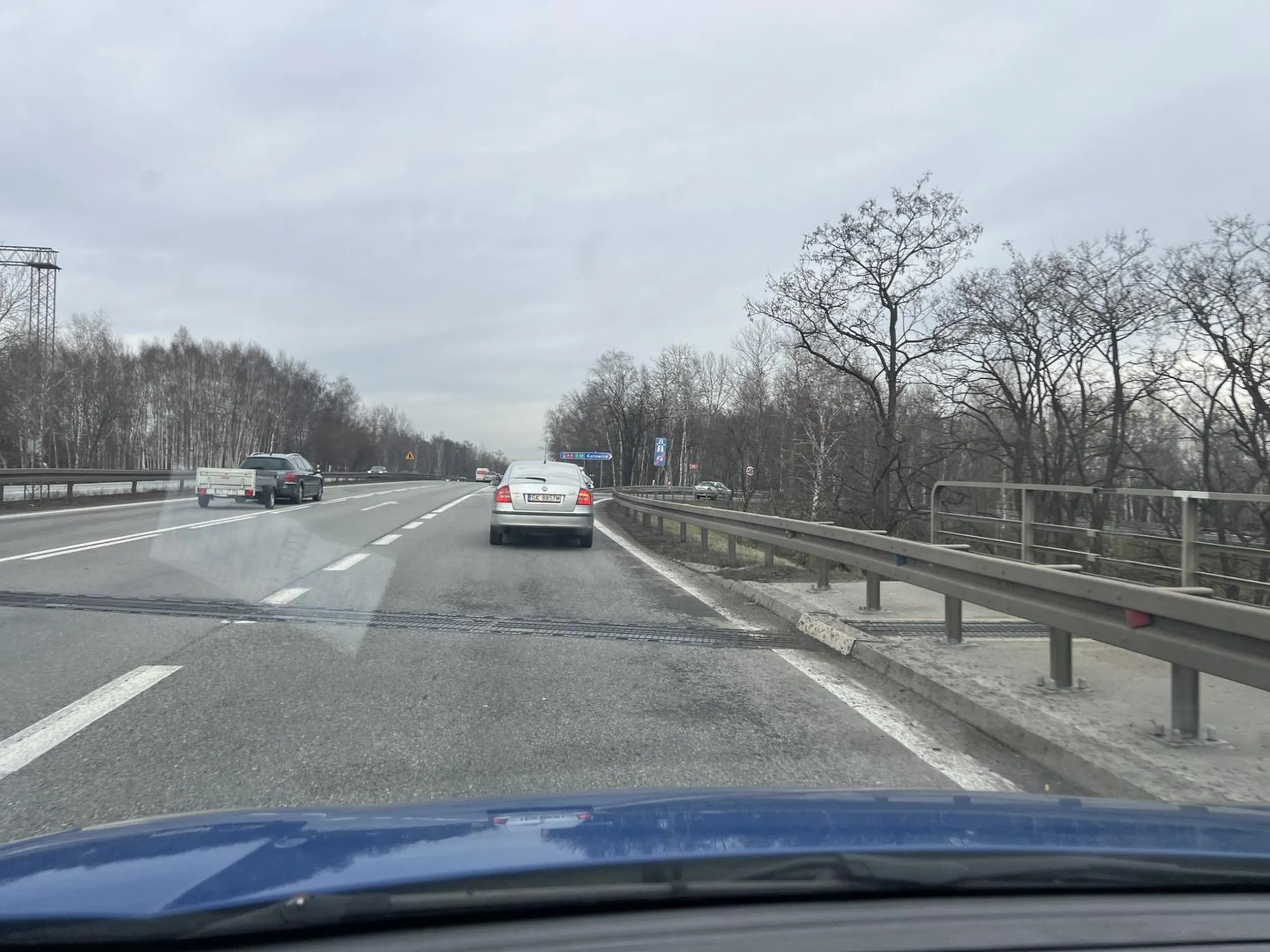 Na chama się wciska, nie patrzy w lusterka. Tak jakbyś w chipsach prawo jazdy dostał/a. Tragedia