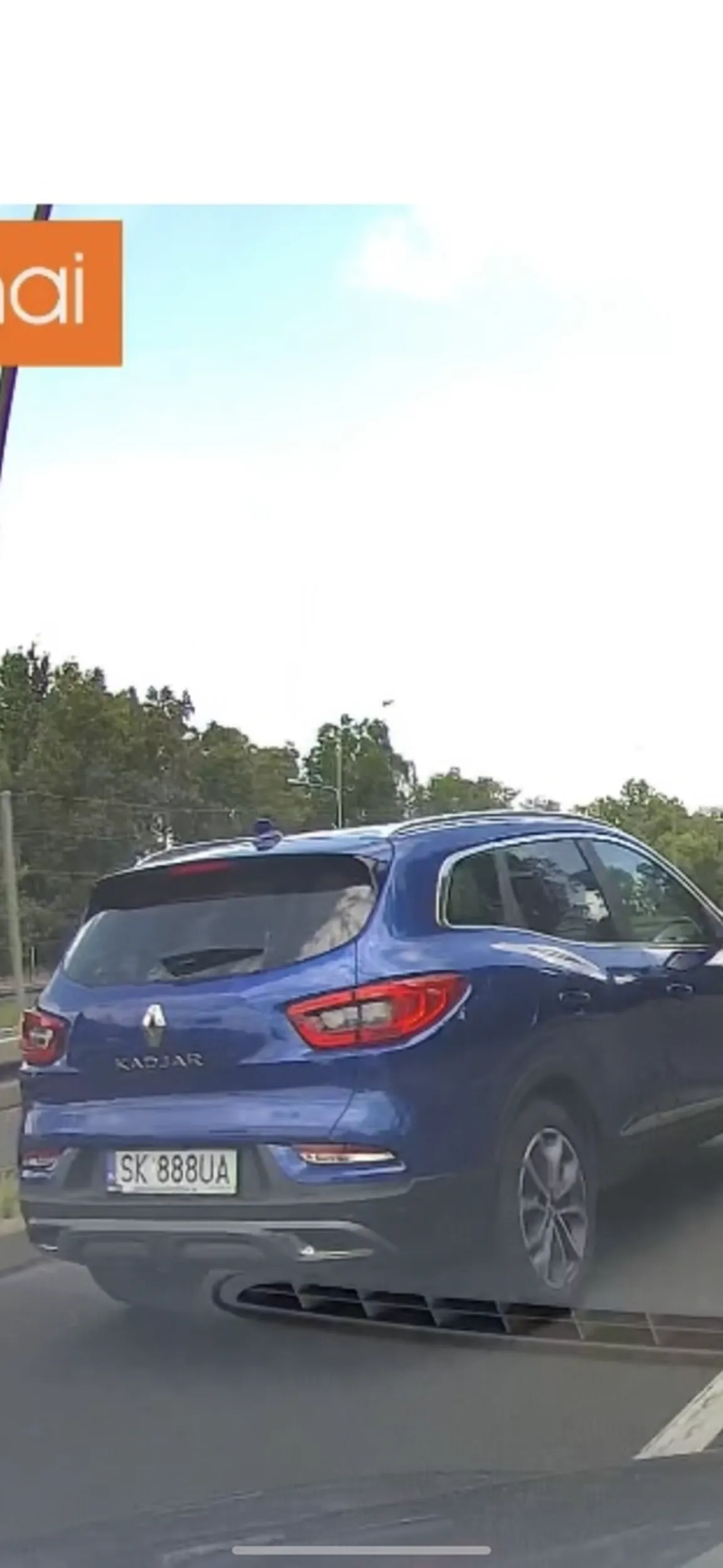 Starsza Pani w super szybkim Francuzie. Która lubi mrugać długimi światłami w dzień do kierowców, którzy jadą zgodnie z przepisami ruchu drogowego. A ten paluszek tylko pokazuje kulturkę, pewnie z kościółka wyniosła.