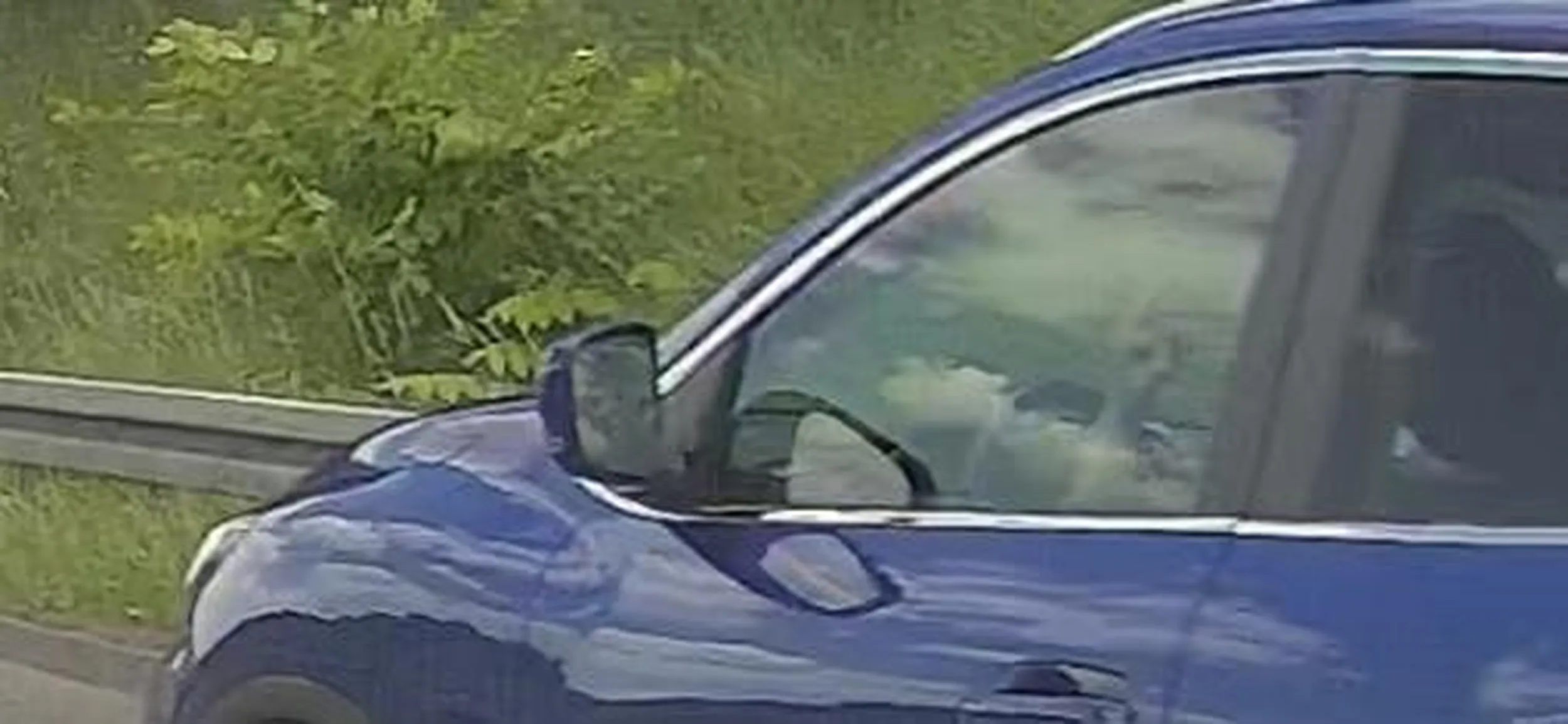 Starsza Pani w super szybkim Francuzie. Która lubi mrugać długimi światłami w dzień do kierowców, którzy jadą zgodnie z przepisami ruchu drogowego. A ten paluszek tylko pokazuje kulturkę, pewnie z kościółka wyniosła.