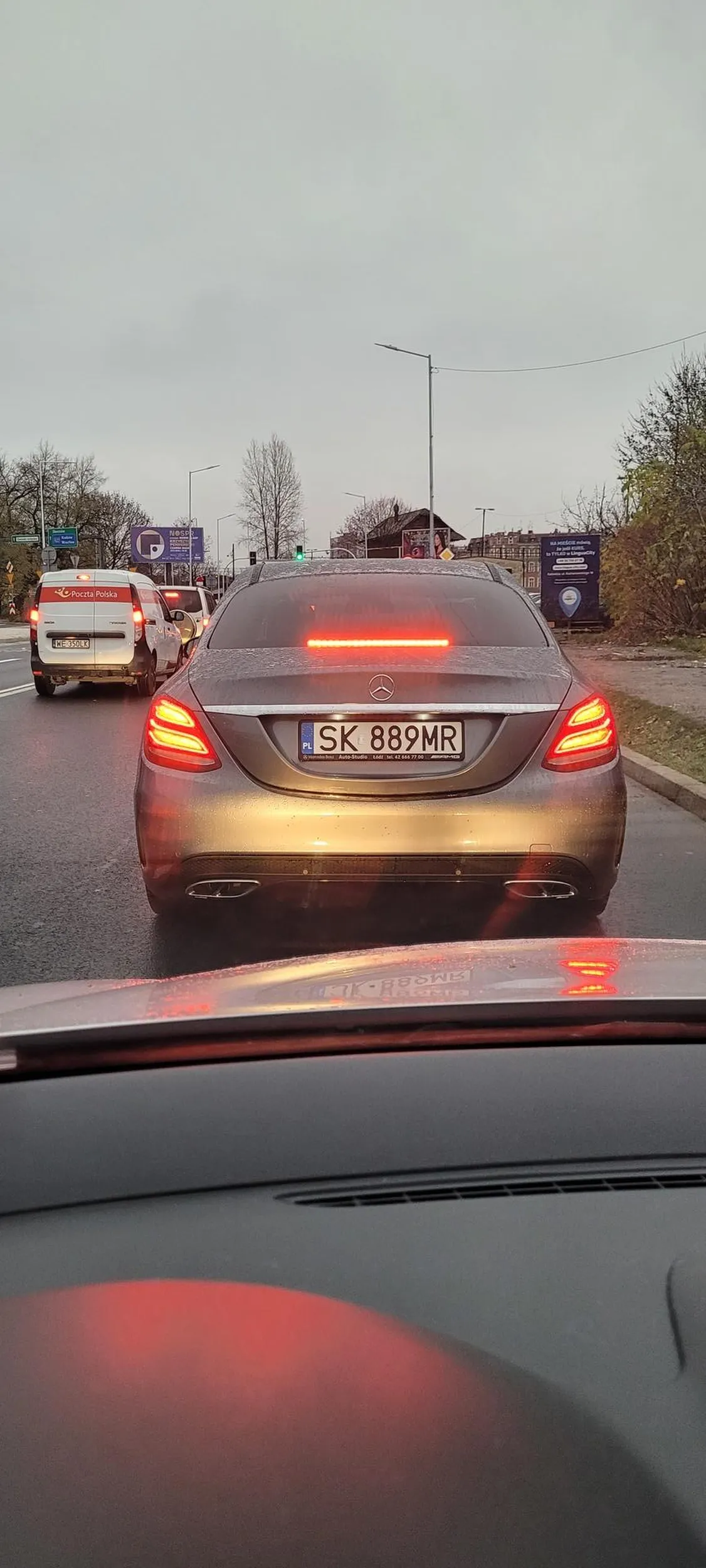 Burak i Cwaniak z Mercedesa myśli, że wszystko mu wolno. Lepiej jechać do końca i na beszczelnego sie wciskać z lewego pasa bo Mercedesem można żenada dla takiego BURAKA.