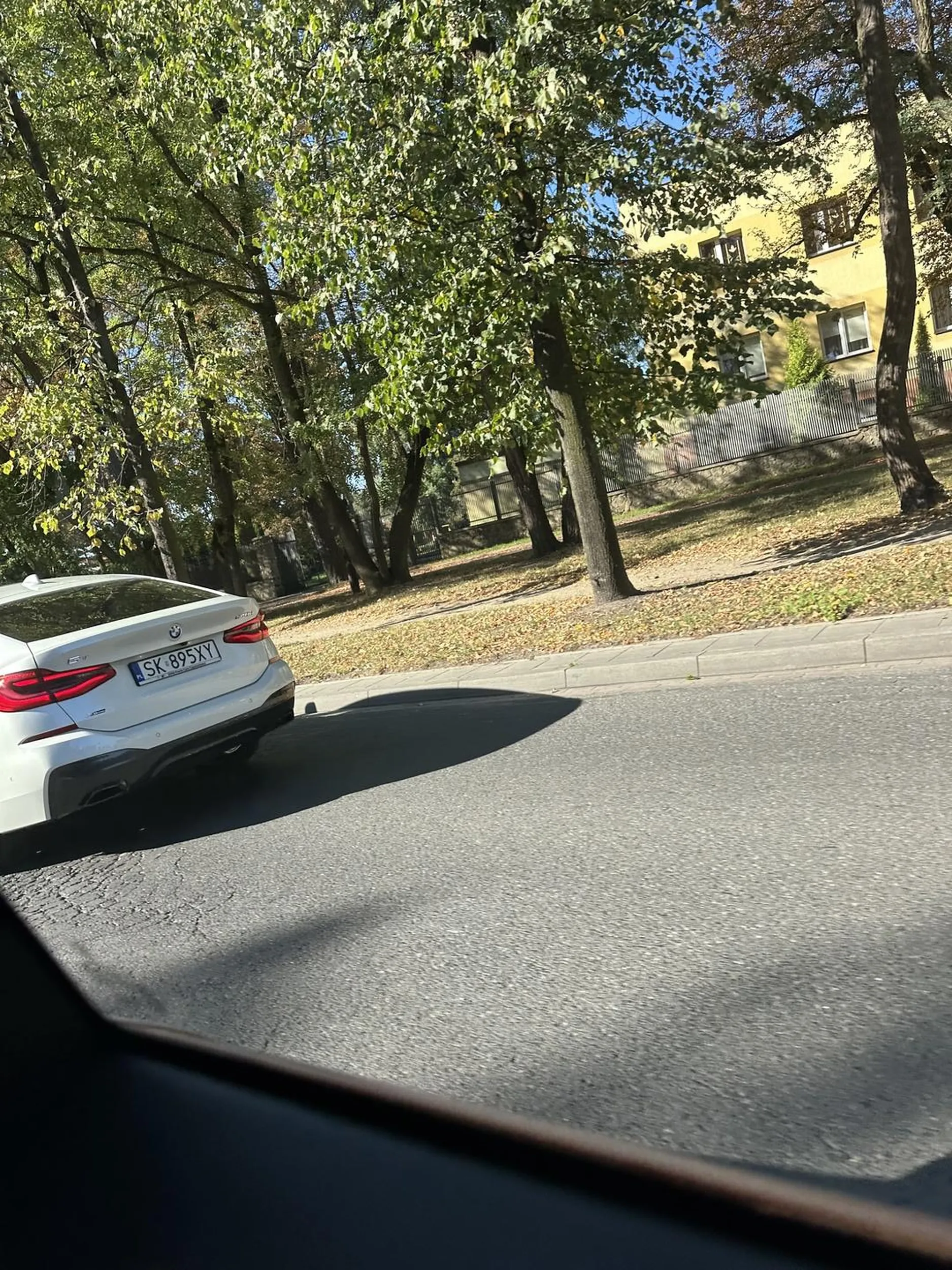 Polecam udać się do psychologa, chodź nie wiem czy to pomoże.Patrząc na przedojrzały wiek owej kobiety, wydaje mi się, że wymachwianie środkowym palcem i trąbienie za przepuszczenie auta jest co najmniej słabe i nieadekwatne do wieku…No cóż, chyba myślenie nie jest najmocniejsza stroną skoro na drodze zachowujesz się w taki sposób, ale to świadczy tylko i wyłącznie o braku używania mózgu.Polecam omijać szerokim łukiem ;)