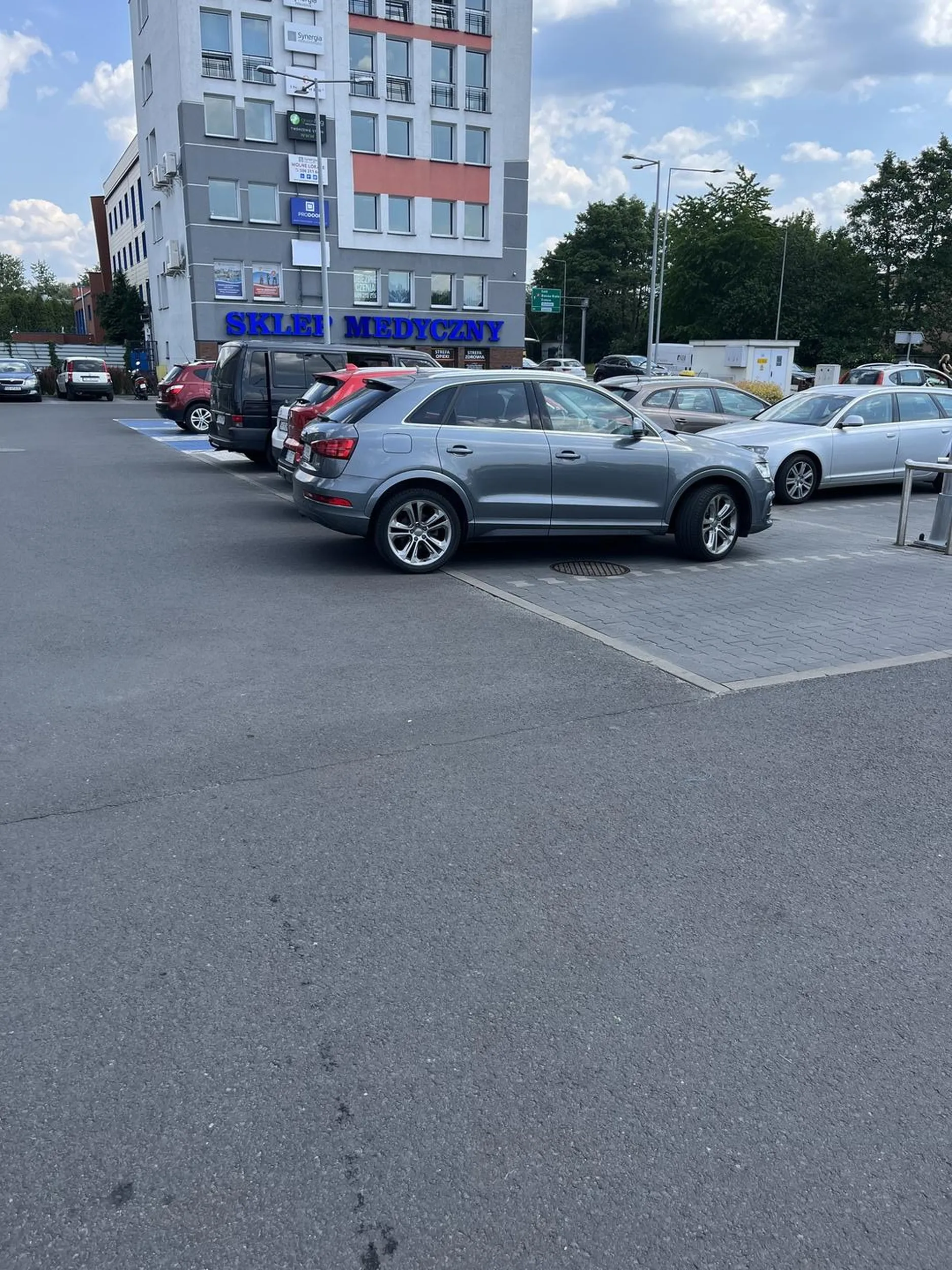 Przez te kilka lat w dalszym ciągu nie opanowała sztuki parkowania