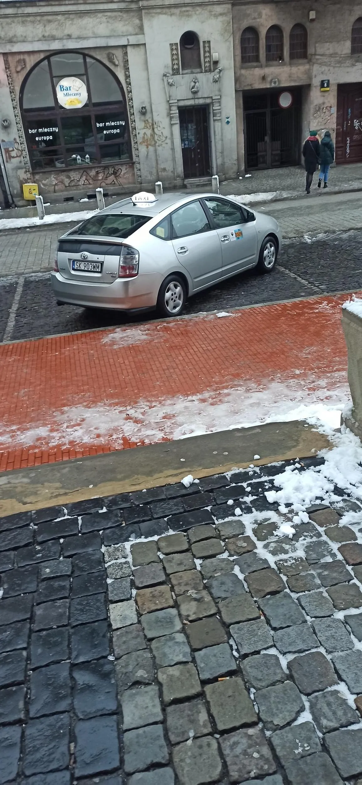 Kierowca pomimo tego że jest taksówkarzem to parkować nie potrafi.