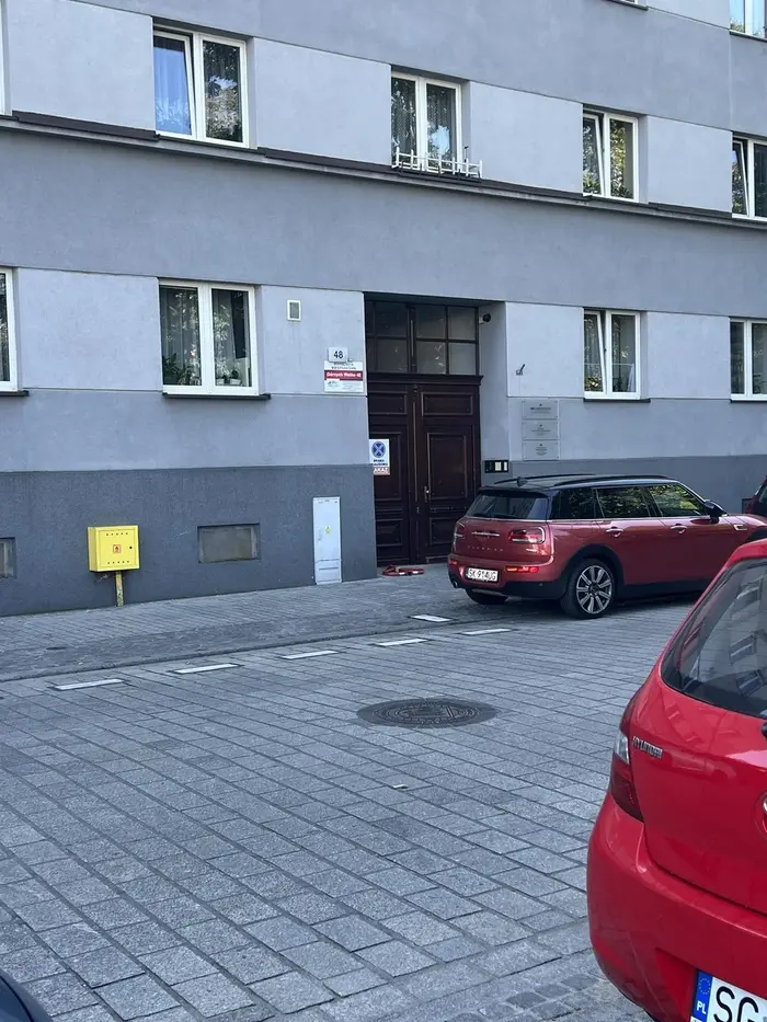 Parkowanie na medal, pani w ciemnych włosach i ciemnych okularach zaparkowała na wjeździe do bramy równocześnie mając za sobą wyznaczone miejsce parkingowe na rynku w Gliwicach. Masakra!