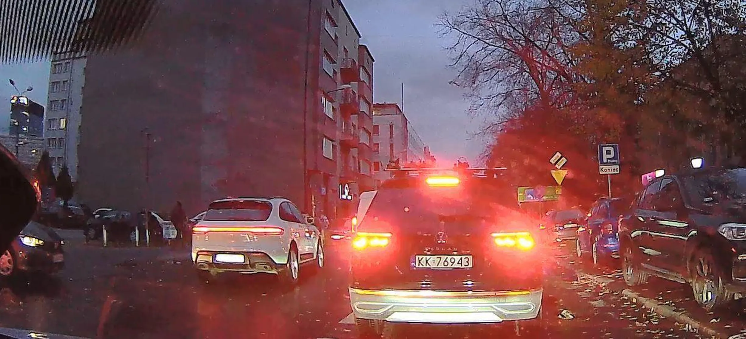 Typ jeździ sobie po Katowicach pod prąd, podczas gdy pozostali stoją w korkach. No że reszta na to nie wpadła, to by korków nie było! xD