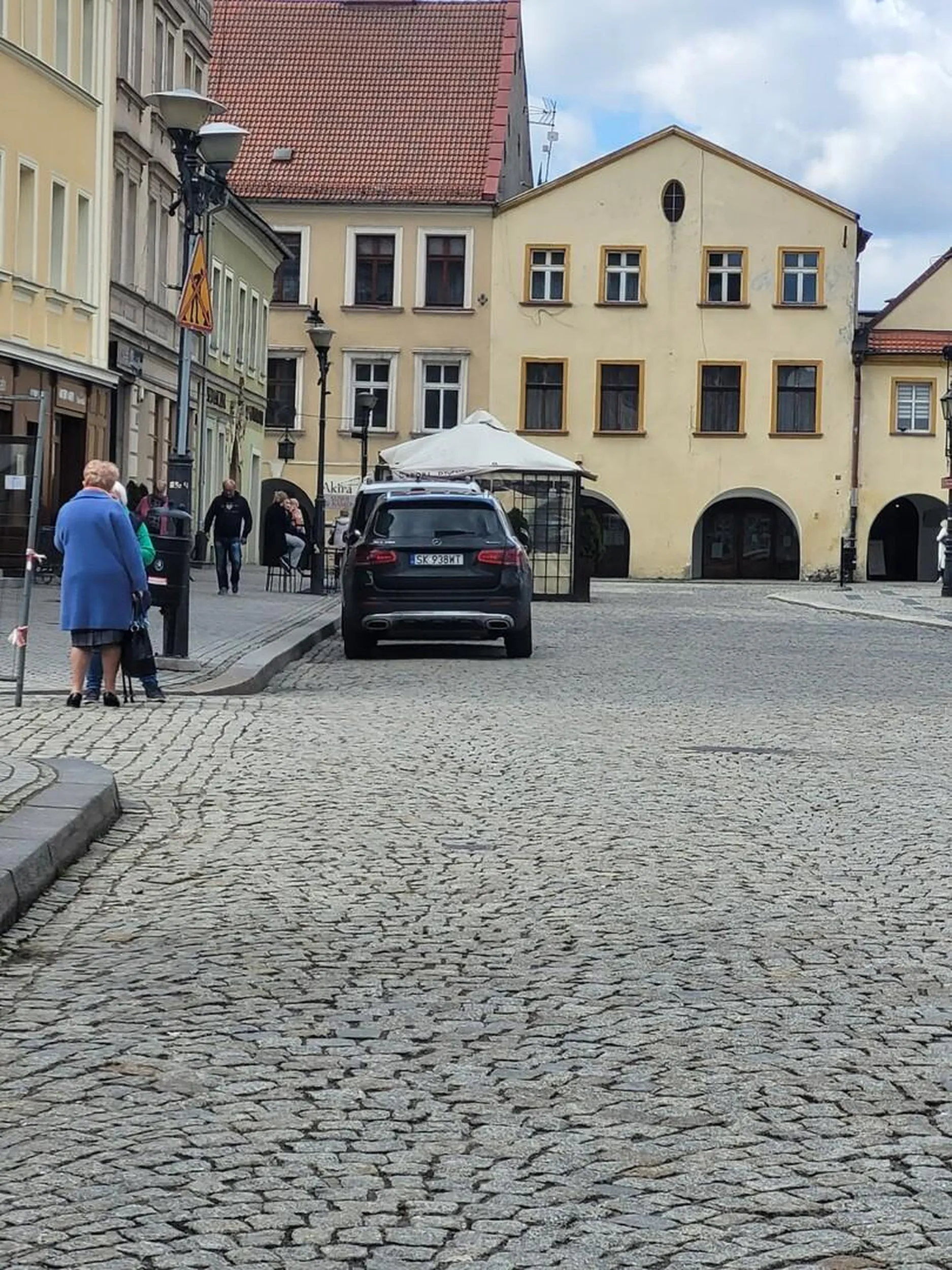 Wjechał na rynek i zaparkował   ( Mercedes SK938WT) pod ratuszem w Tarnowskich Górach pomimo braku uprawnień i zakazu. Od jakiegoś czasu trwa dyskusja że  zakaz wjazdu musi być zachowany  nawet dla niepełnosprawnych  . Jednak jak widać  mimo  twardego stanowiska  zakazu  do Ratusza rzekomi "przyjaciele urzędu i burmistrza"  mogą wjechać i parkować bez uwag.