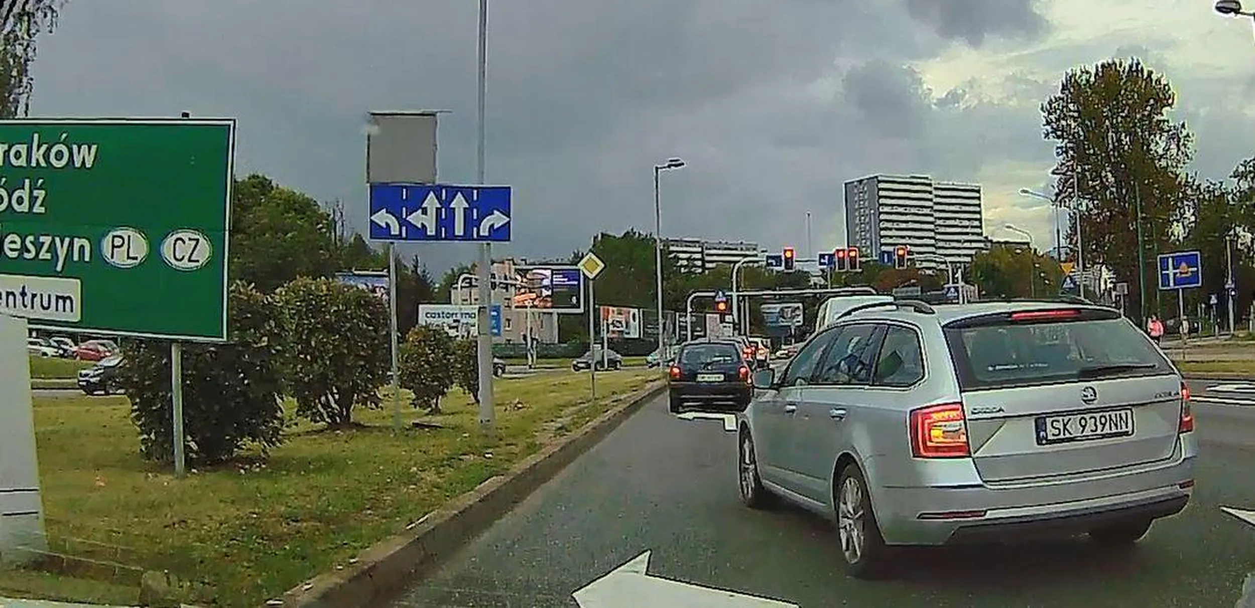 Zajeżdża drogę, przejeżdża przy tym przez ciągłą. Żaden problem: przecież inni pewnie wyhamują, a przepisy są właśnie dla innych, nie dla panicza w starej Skodzie.