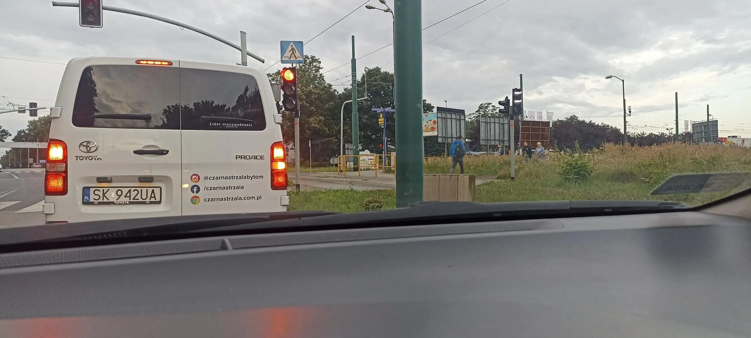 Kierowca tego pojazdu porusza się po drogach jakby był sam na drodze na 50 jedzie jakieś 20km/h po czym świeci się zielone światło więc kierowca zamiast jechać jeszcze bardziej zwalnia utrudniając ruch innym pojazdom .. Prawdopodobnie daltonista i jakiś ciul drogowy Piękna reklama dla firmy