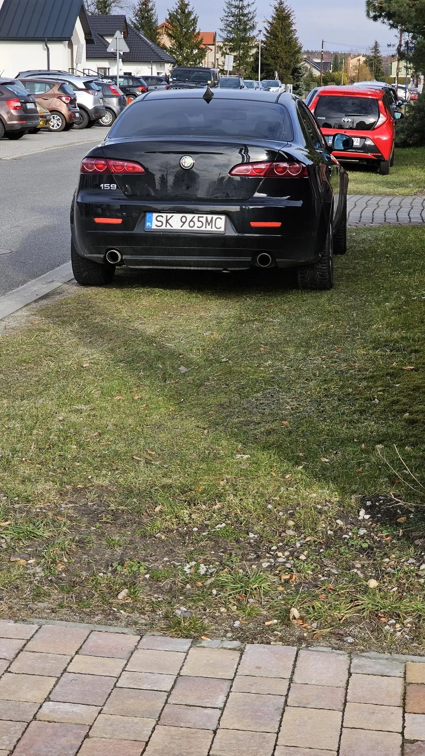 Notorycznie parkuje na trawniku przed moją posesją, karne kutasy nie pomogły!