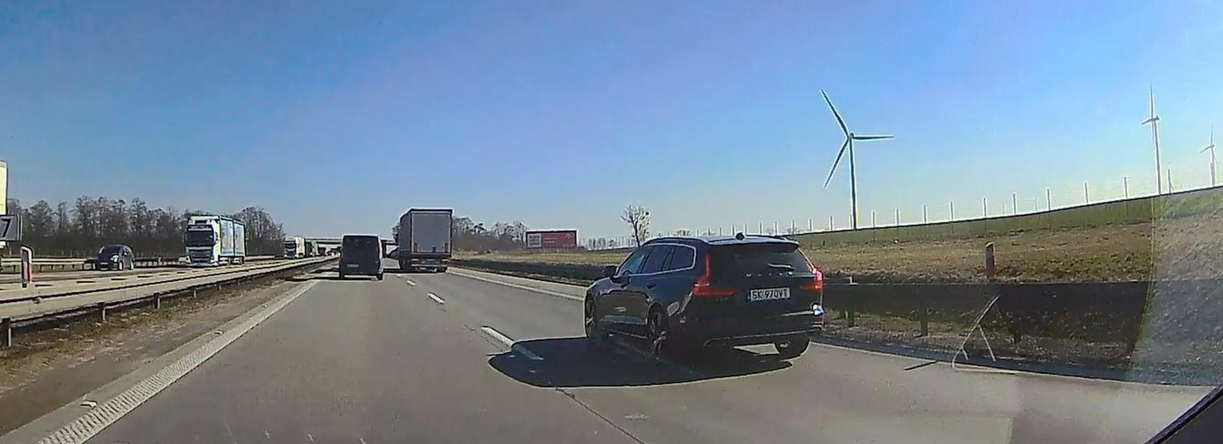 Tamowanie ruchu na lewym pasie A4? Powód? Oczywiście rozmowa telefoniczna przez telefon trzymany przy uchu. Łaskawie po 10 minutach ten fantastyczny kierujący zjechał na prawy pas, teraz tam stwarzać zagrożenie i łamać przepisy.