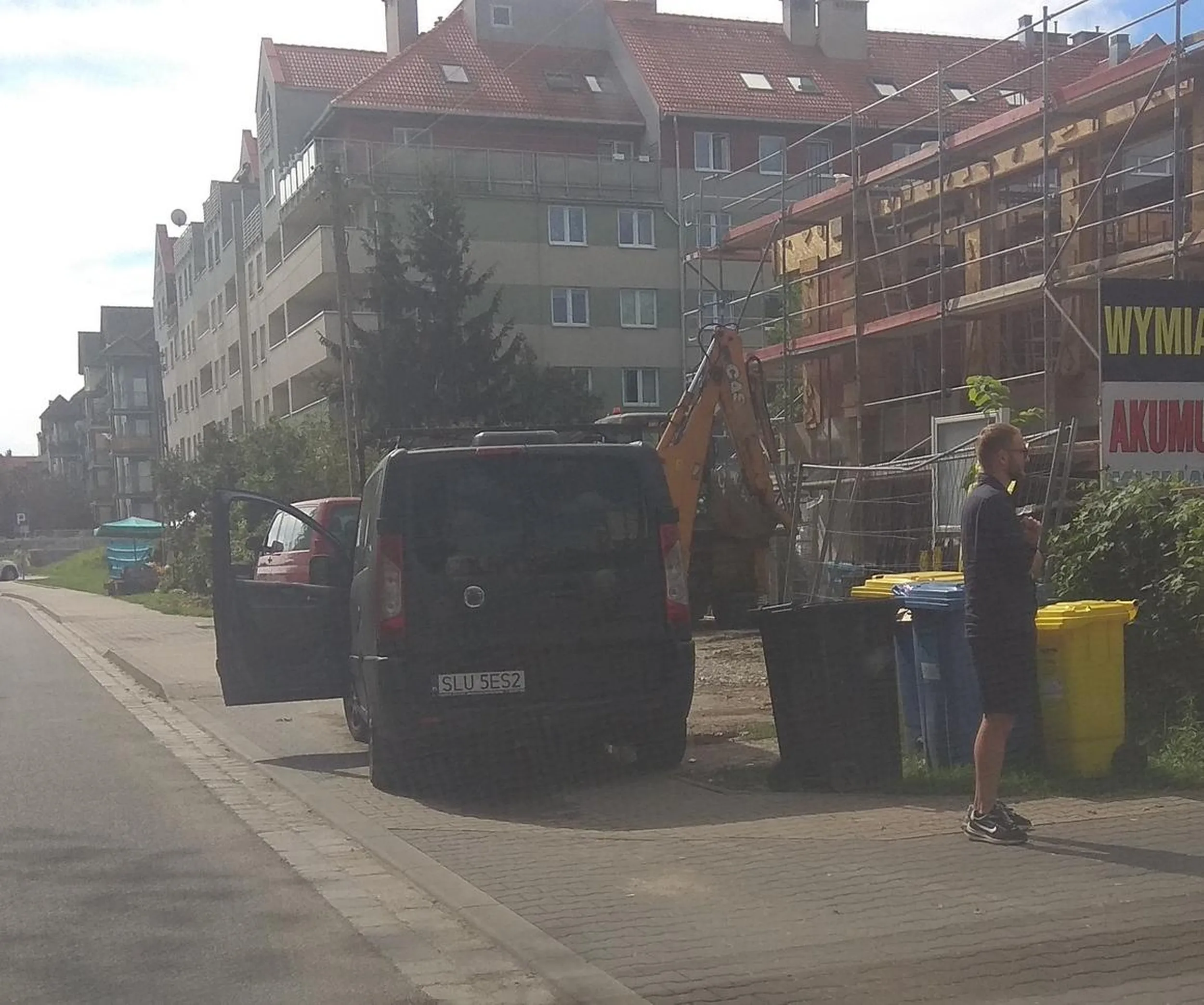 Naucz się ziomuś, że chodnik to nie parking. Nawet budowlańcy obok to wiedzą.