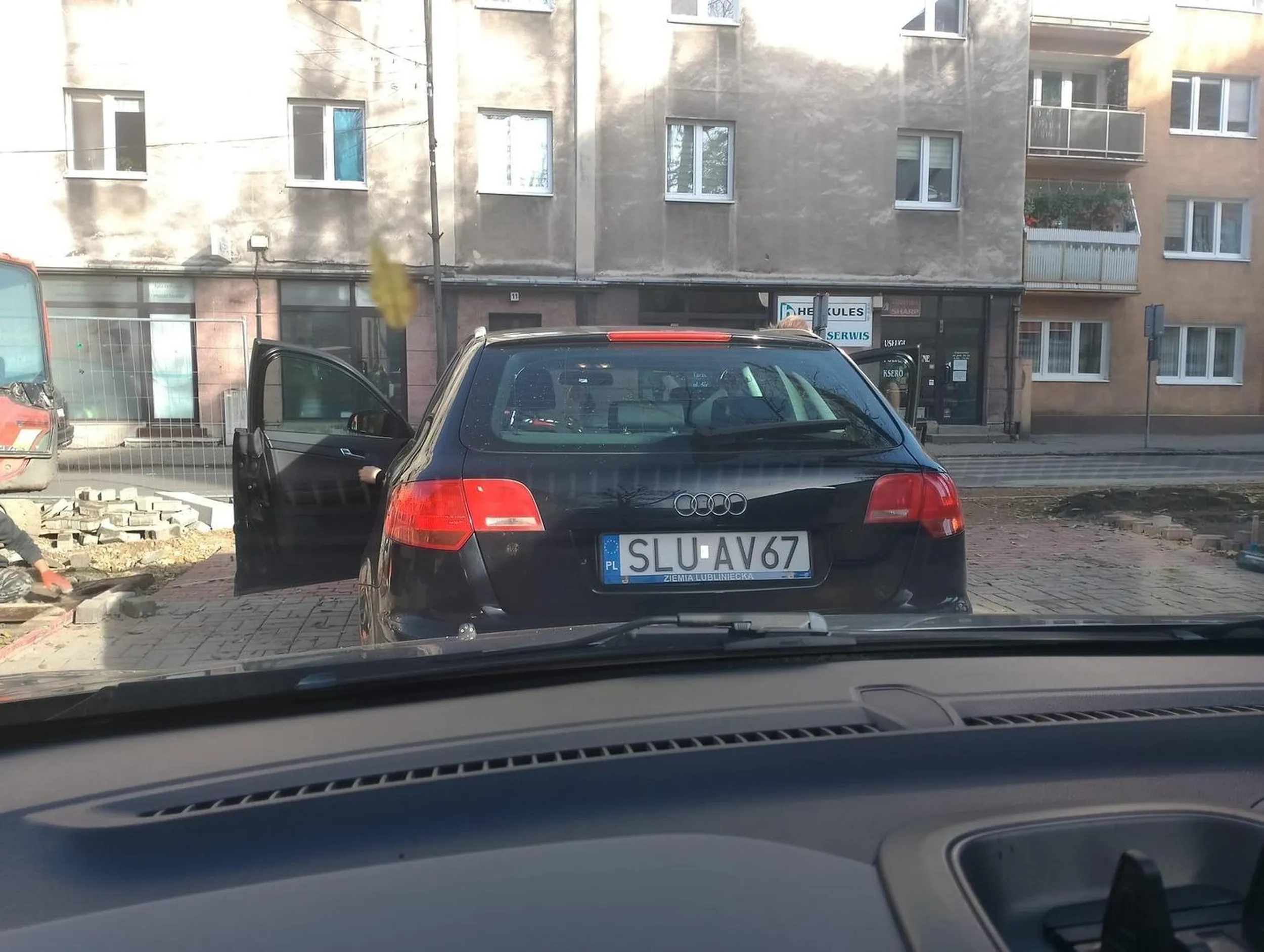 Zaparkował na wyjeździe