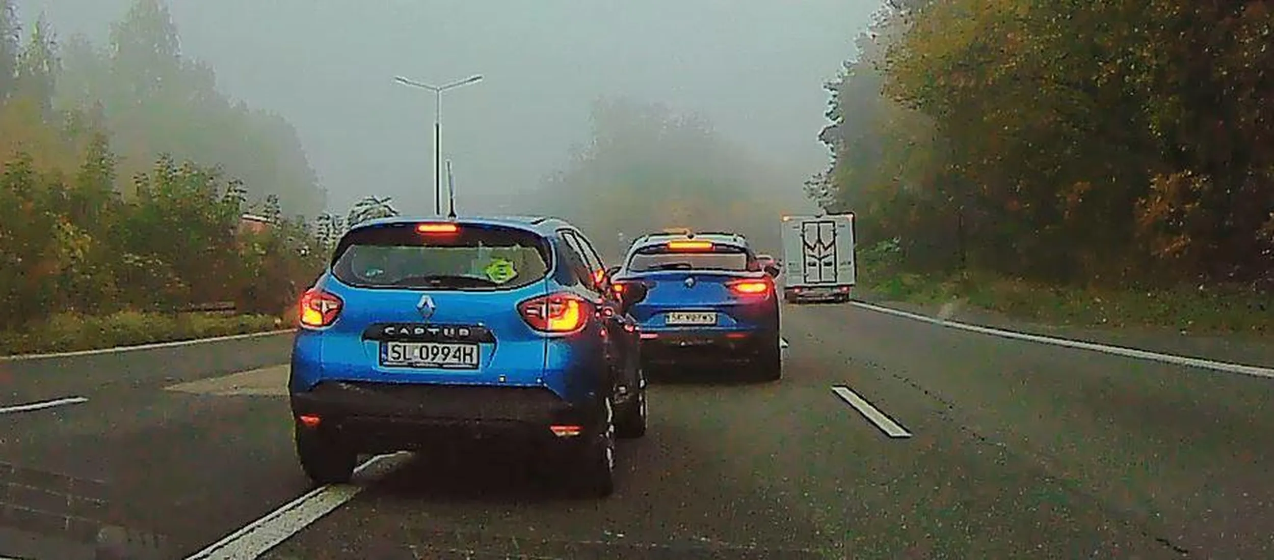 Wpychamy się przez ciągłą i hamujemy przed maską. Klasyka pośród idiotów. Oczywiście "BABY ON BOARD" wisi w szybie. I oczywiście wcześniej było 1,5 km miejsca, to nie, trzeba stwarzać zagrożenie.