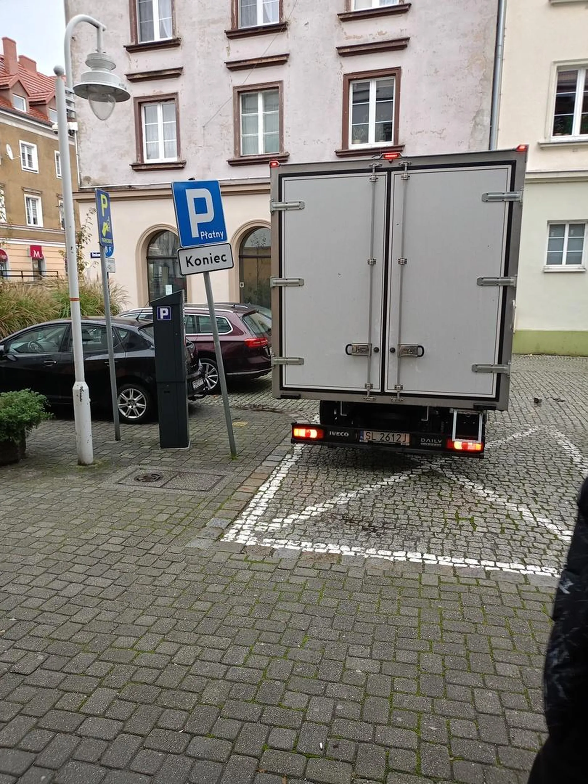 Zajebal w znak + stoi na klepsydrze przez co pan nie mógł wyjechać