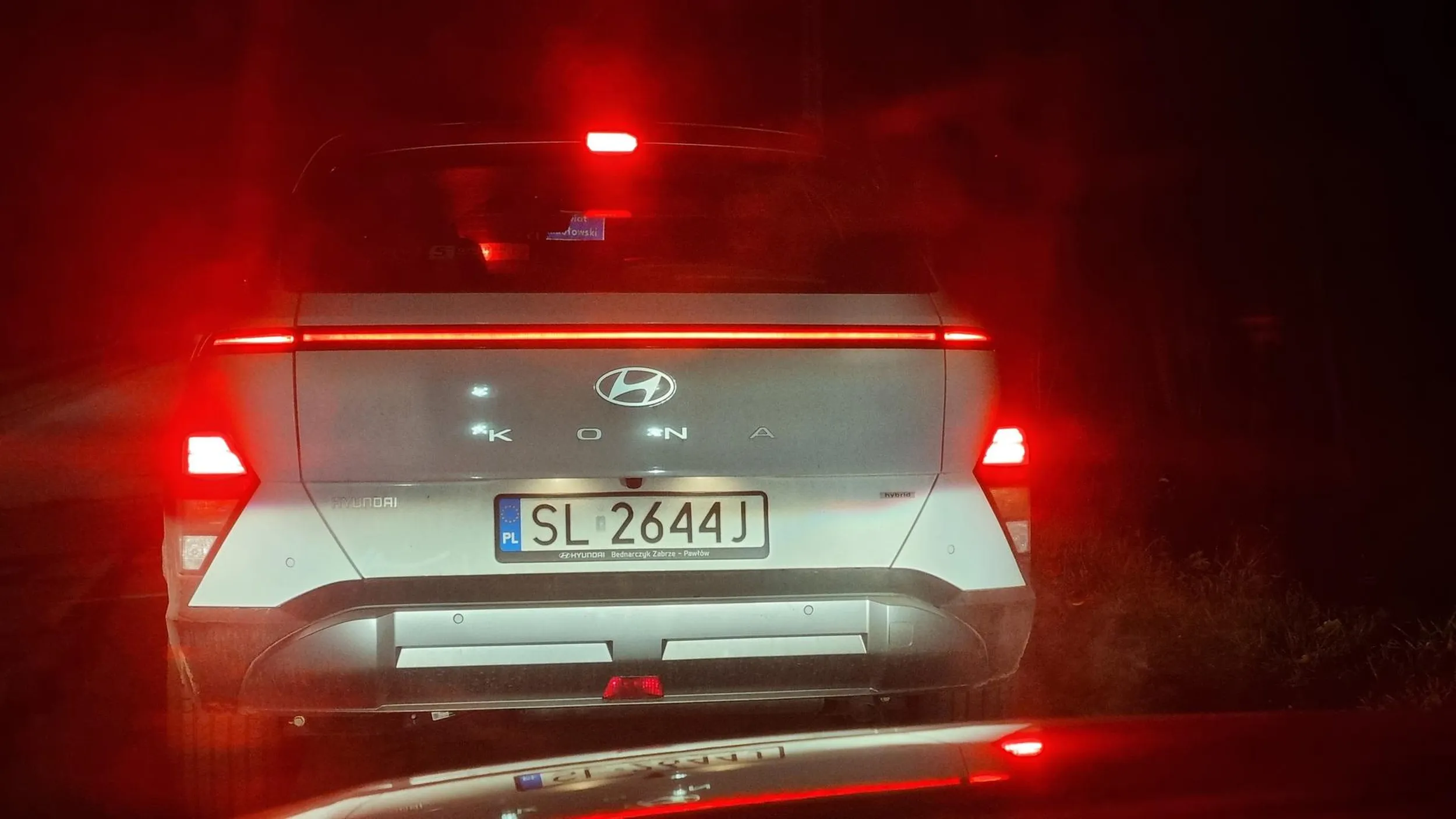 Pani kierowca z uporem maniaka w korku w porze wieczornej trzyma cały czas hamulec nożny oślepiając tym samym wszystkich kierowców za sobą. Pomimo zwróconej uwagi nadal trzyma hamulec nożny. Ludzie czy Was nie uczyli na kursie, że zaciąga się ręczny!!!