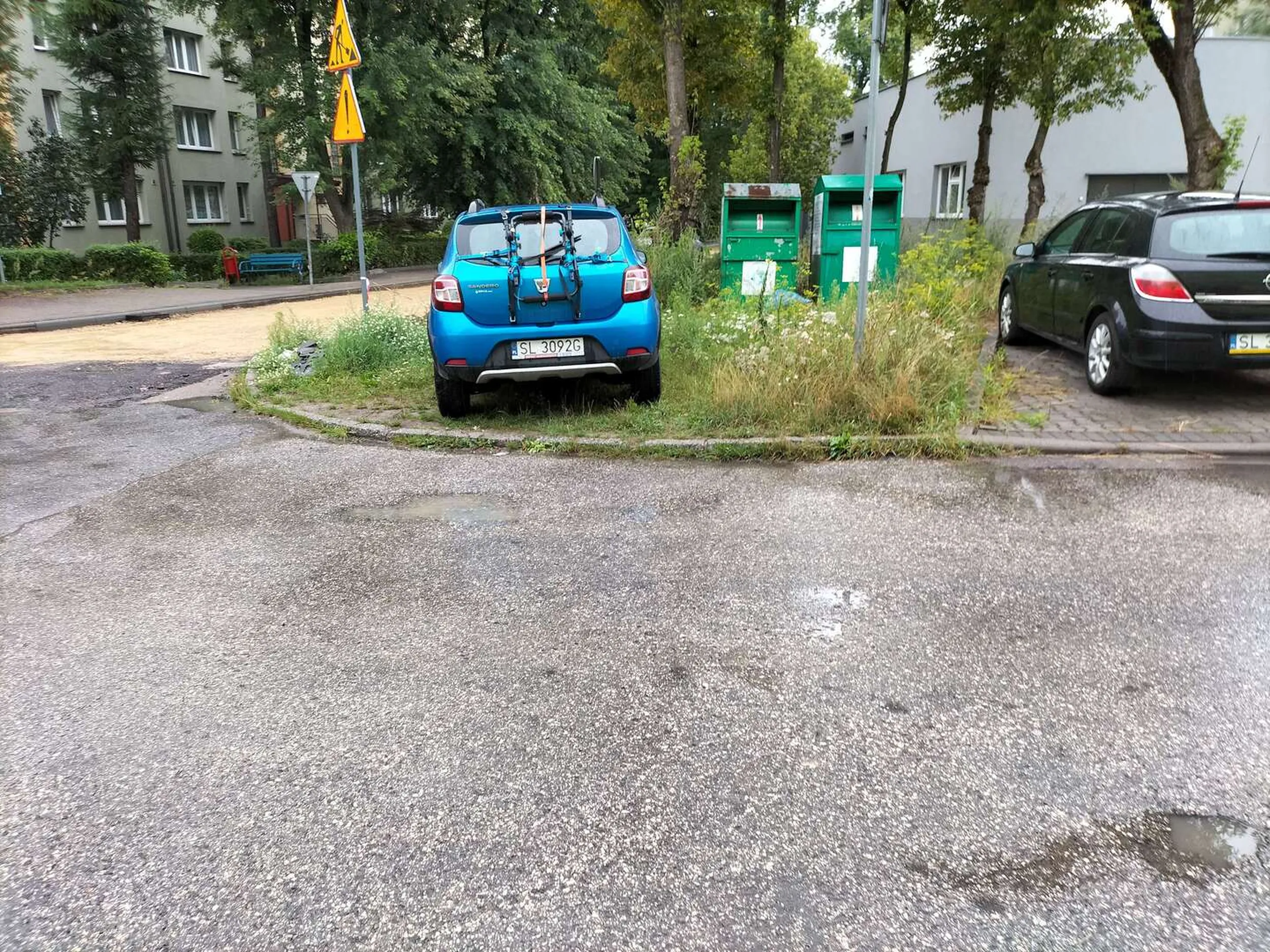 Parkowanie na trawniku 2 (metry dalej wolny parking)