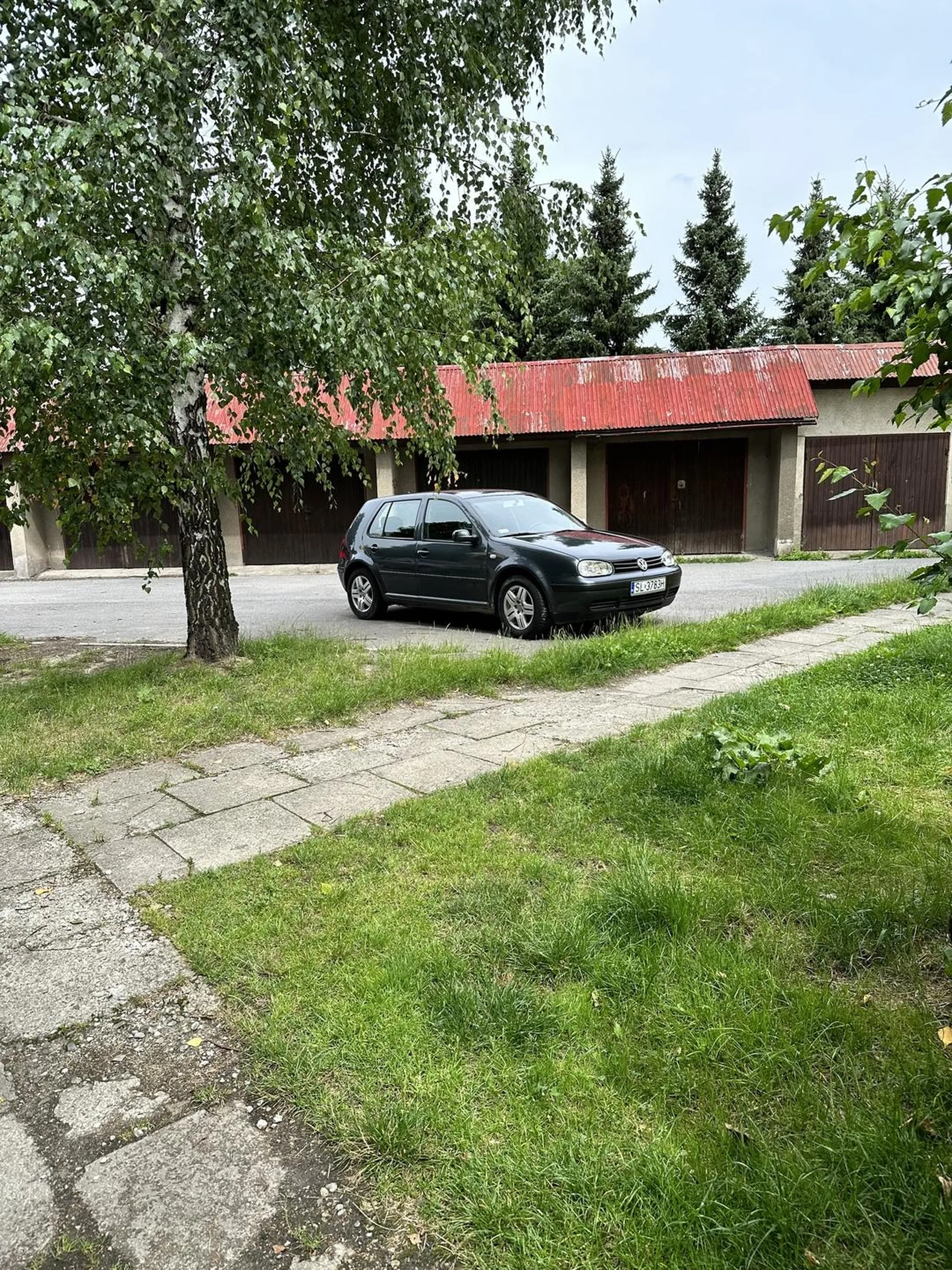 Notorycznie zastawia 3 garaże na raz. Wystarczy podjechać metr do przodu i nikt nie miałby problemu… ale to trzeba myśleć xDˣᴰ