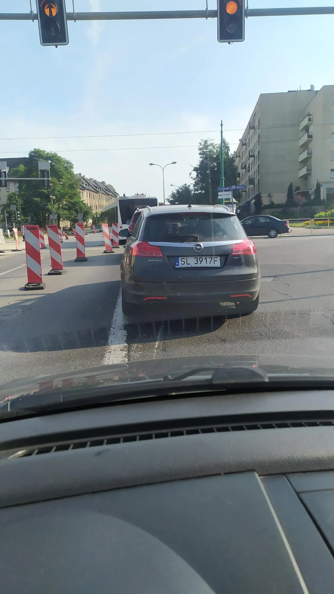 Proponuję pani z opla nauczyć się jazdy na suwak. Najpierw jedzie na zderzaku poprzedniego samochodu, żeby przypadkiem nie wpuścić na swój pas motocyklisty, następnie ma gdzieś remont, kończący się sąsiedni pas i jazdę na suwak.