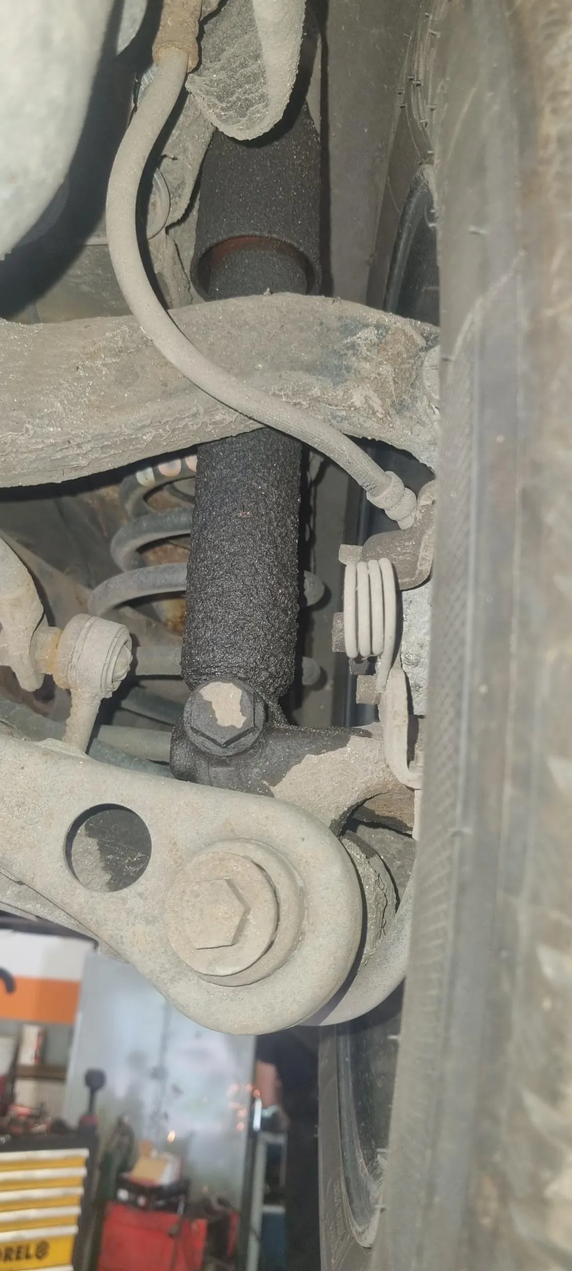 Uwaga na śmiercionośne audi z totalnie zgnitą belką nośną. Klient nie wyraża zgody na naprawę, bo jest to OK