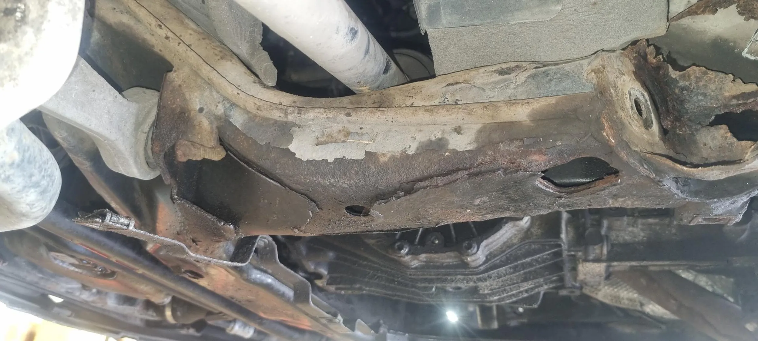 Uwaga na śmiercionośne audi z totalnie zgnitą belką nośną. Klient nie wyraża zgody na naprawę, bo jest to OK