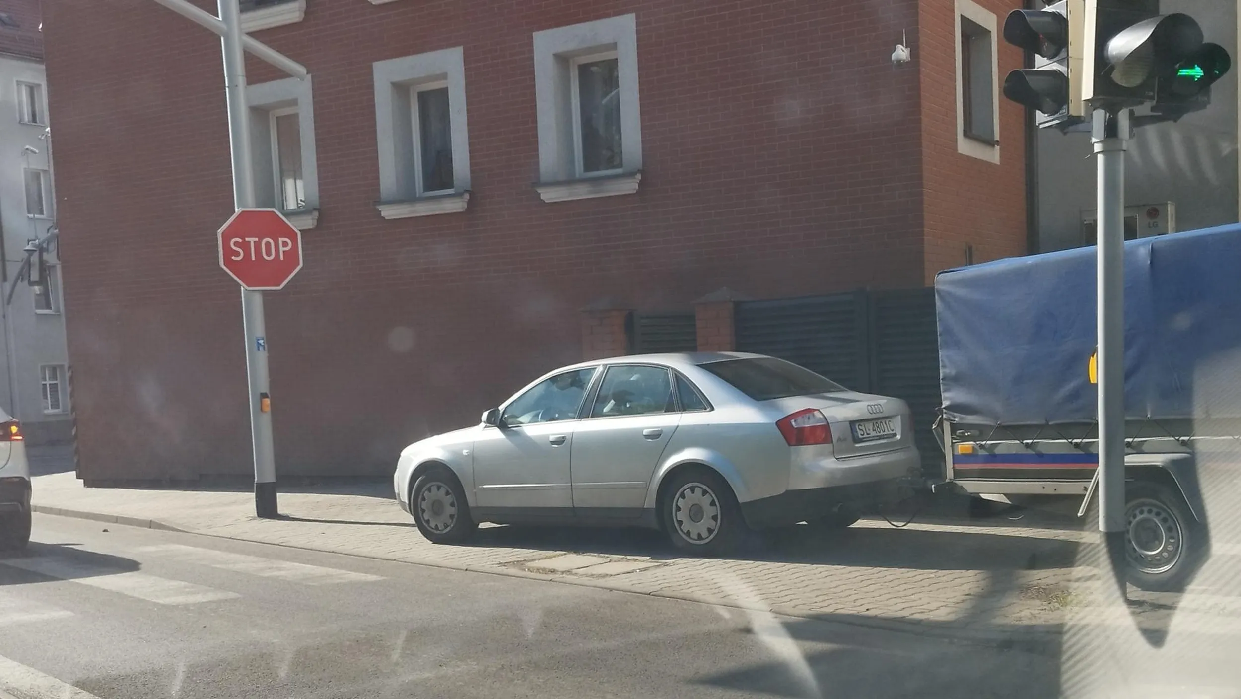 Gliwice, Świętojańska. Pacjent zaparkował na przejściu dla pieszych, na całej szerokości chodnika. Ewentualne przejście tylko po trawniku. Oklaski :/