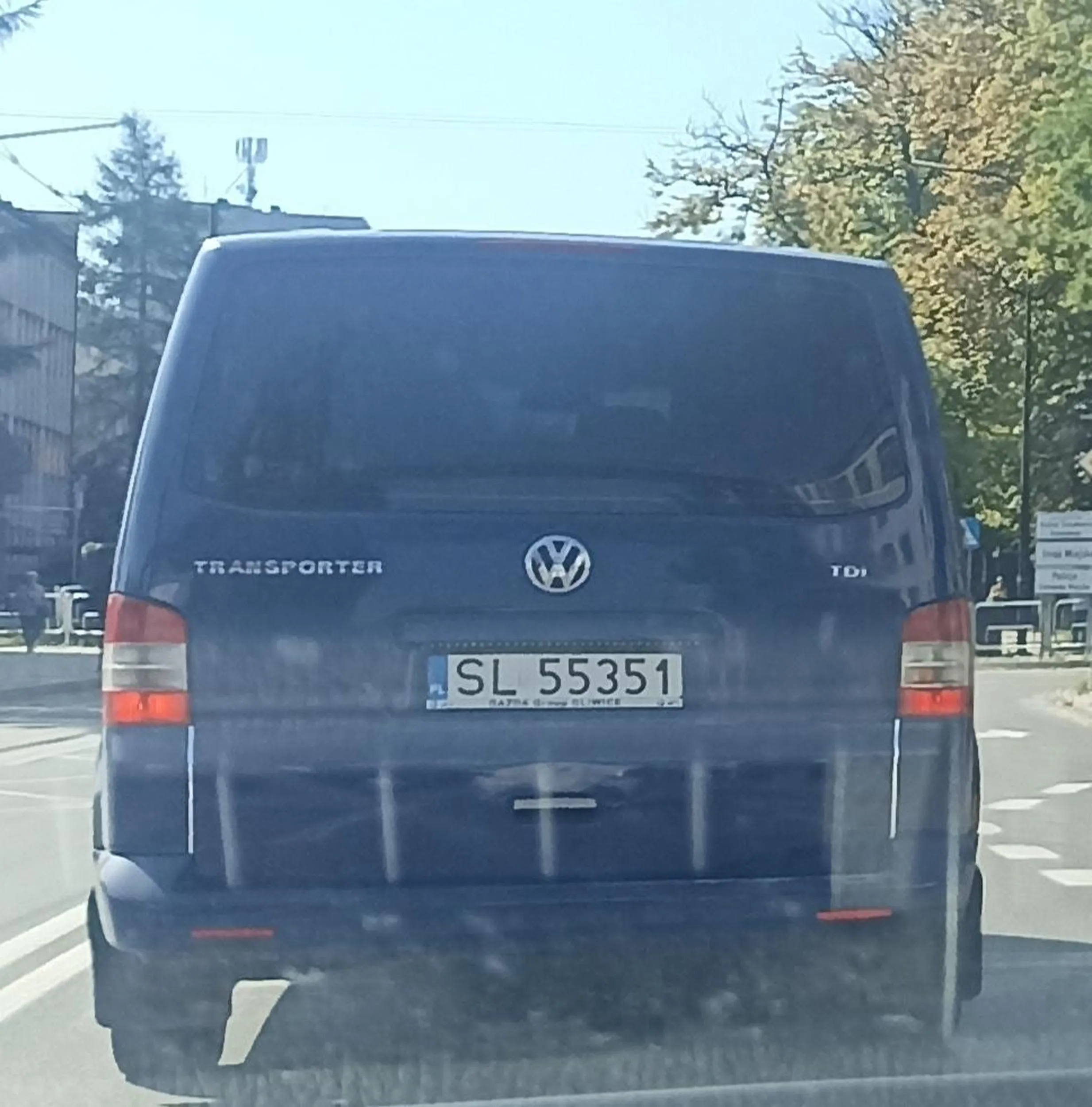 Nie ma jak złożyć sobie oświetlenie z szafy do samochodu nad tablice rejestracyjną....totalne buractwo i wiocha