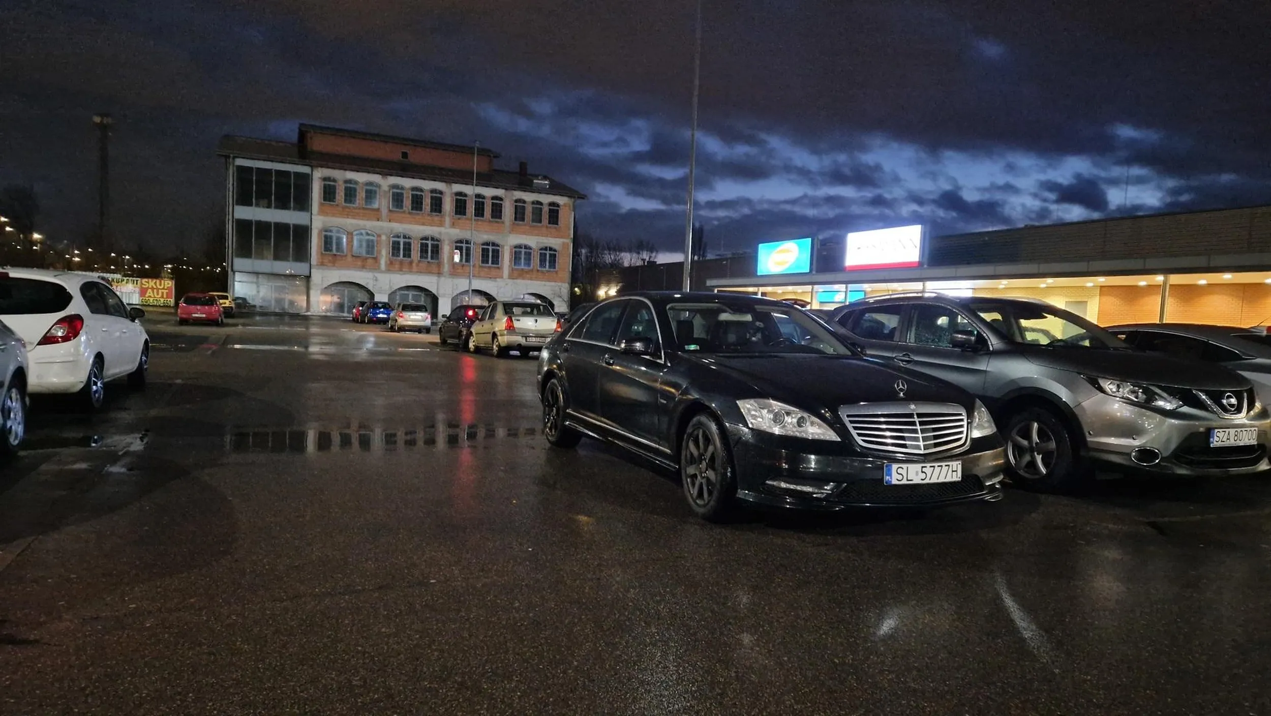 Parkowanie na środku drogi na parkingu pod Kauflandem w Rudzie Śląskiej. Było dużo wolnych miejsc parkingowych