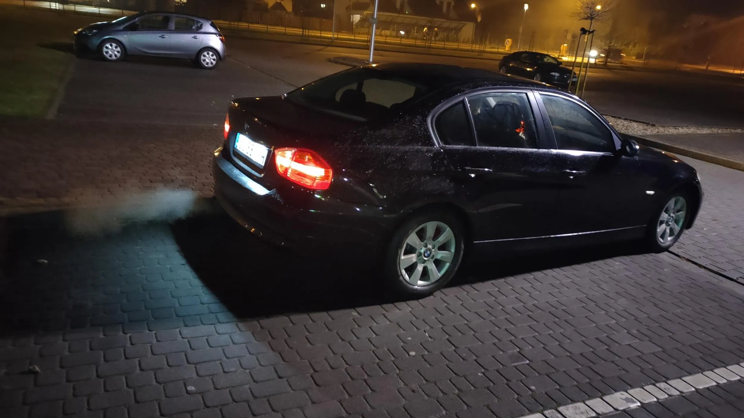 Nie umie jeszcze parkować, ale nie wstydzi się poprawić.?