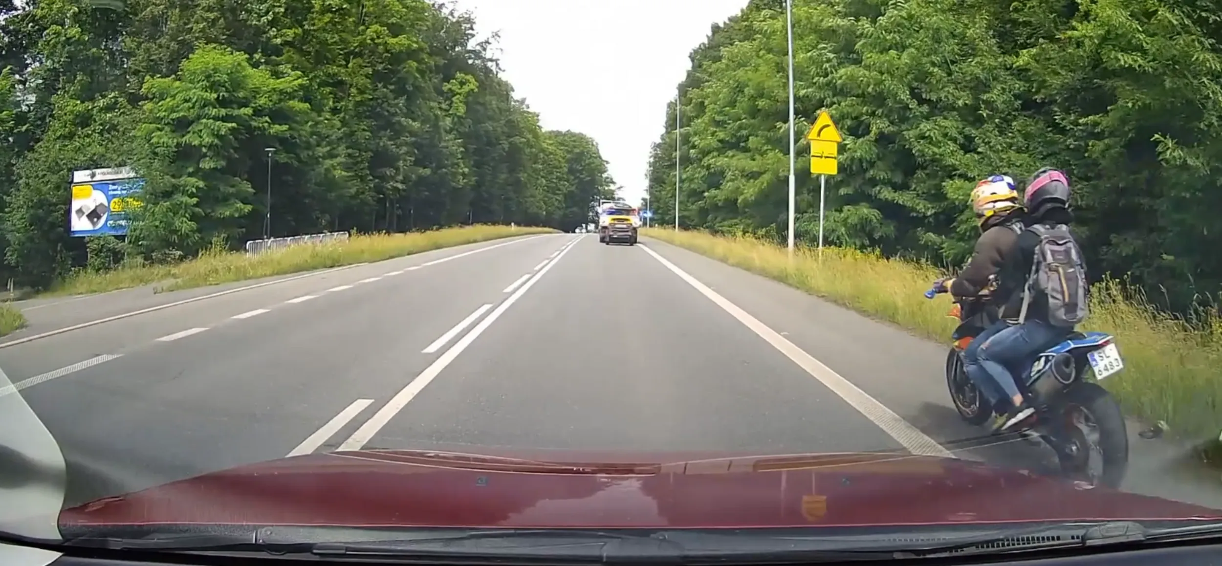 Skrajnie niebezpieczna jazda motocyklisty. Wyprzedza z prawej strony i na podwójnej ciągłej. Dawca.