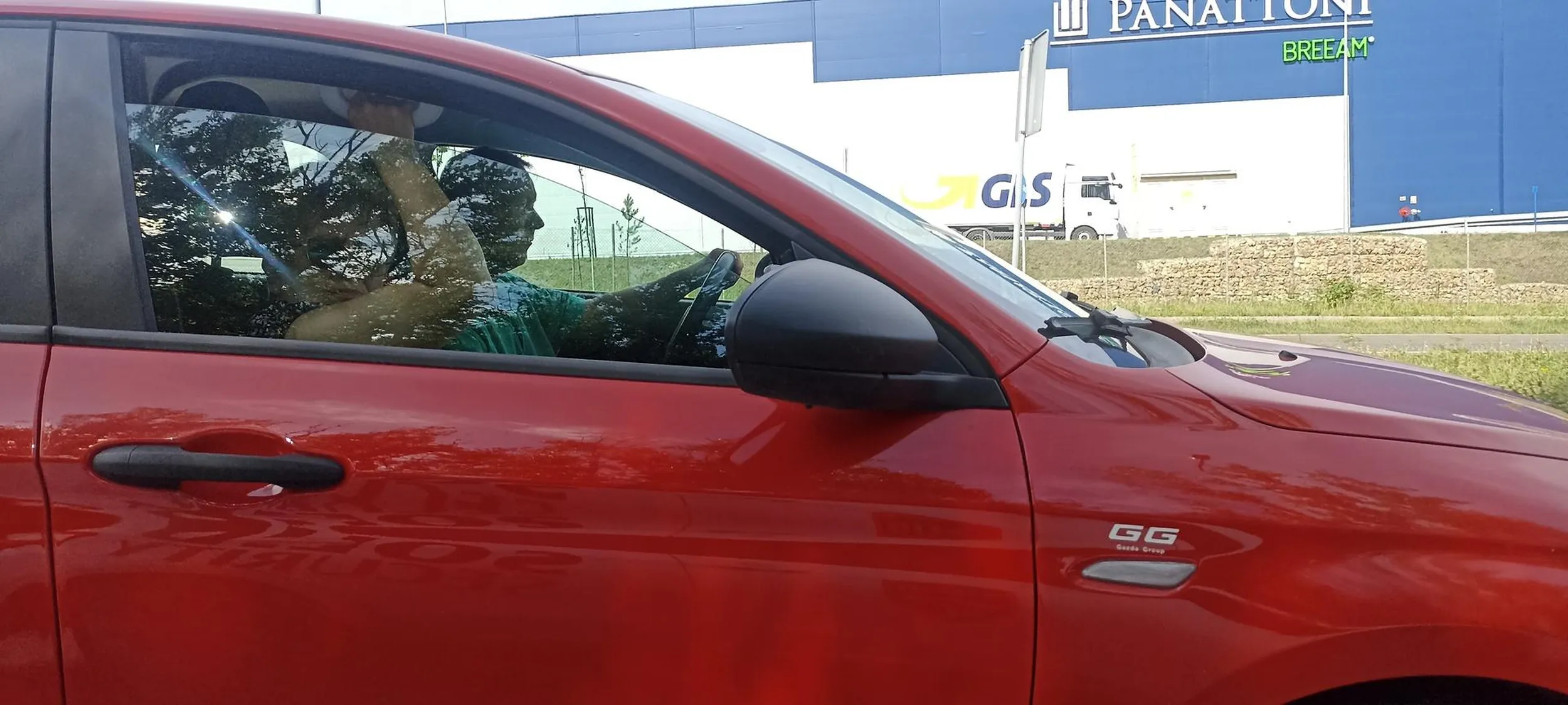 Uwaga Uwaga Człowiek niepoważny brak odpowiedzialności wjeżdża na skrzyżowanie na późnym czerwonym ul.1 maja /Hallera Ruda Śląska