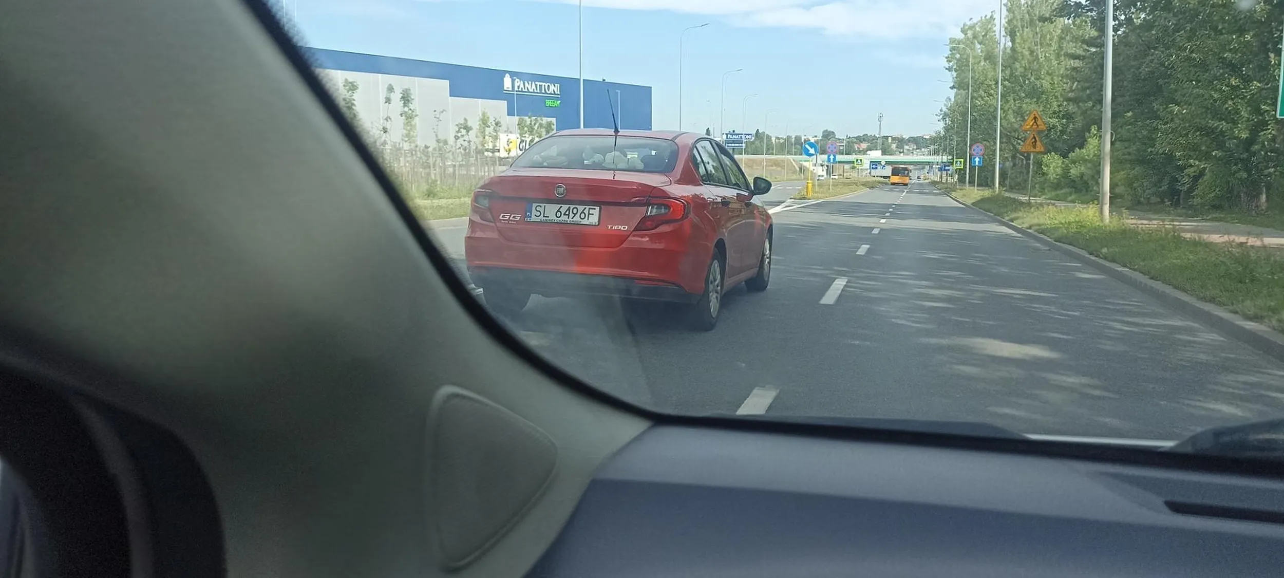 Uwaga Uwaga Człowiek niepoważny brak odpowiedzialności wjeżdża na skrzyżowanie na późnym czerwonym ul.1 maja /Hallera Ruda Śląska