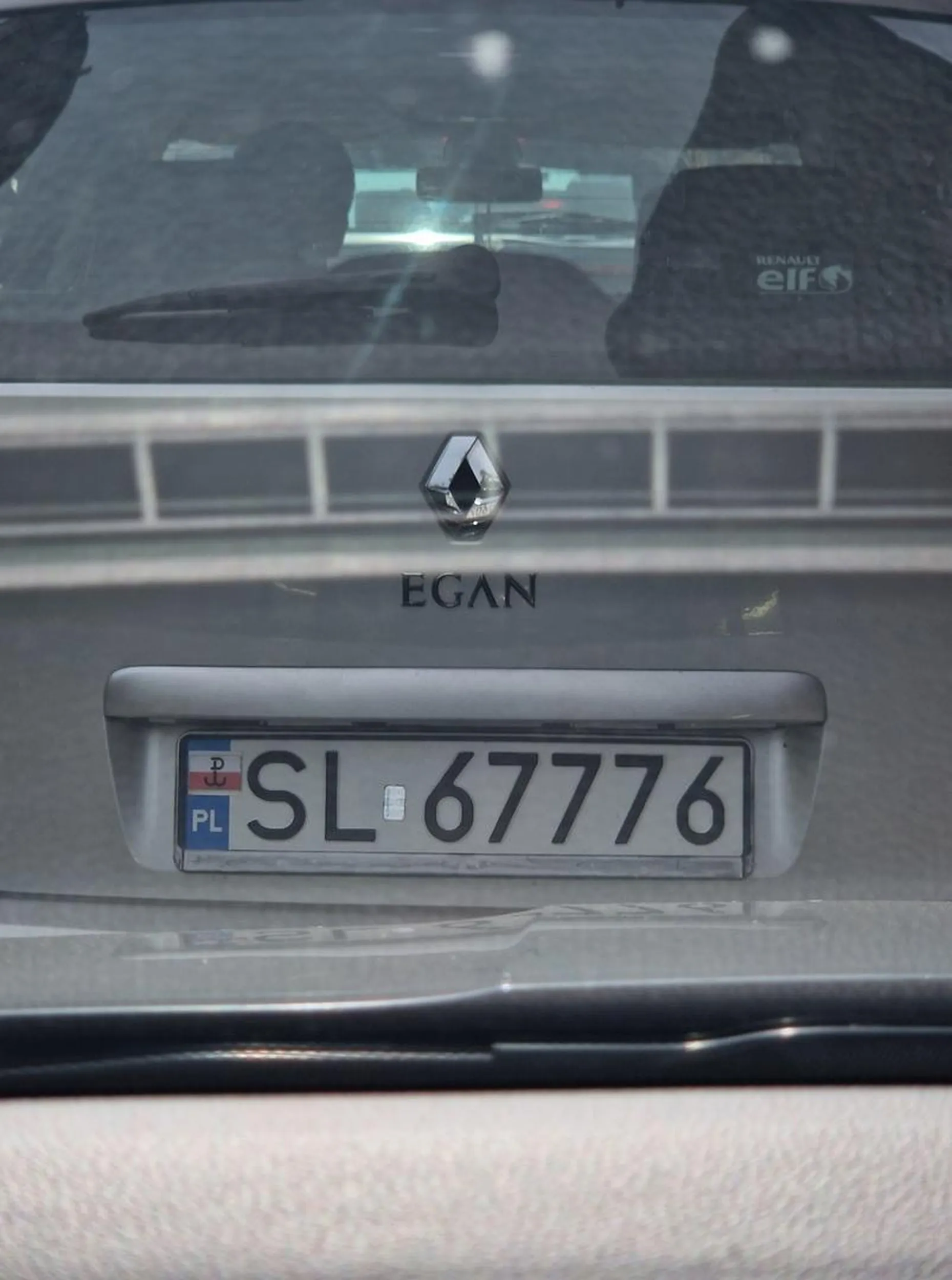 Taki niby patriota, a łamie prawo. Nie wiem czy wiesz, ale zakrywanie tablicy rejestracyjnej jest wykroczeniem. Pod tą naklejką jest pewnie flaga UE, czyżbyś był antyunijnym pisiorkiem?