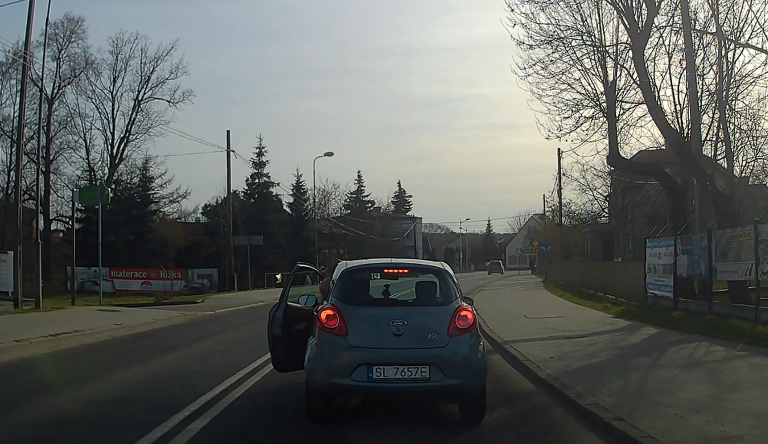 Niezrównoważony osobnik, który wymusza pierwszeństwo, a po krótkim zwróceniu uwagi klaksonem zatrzymuje się, wysiada z pianą na ustach i grozi pobiciem. Ale nie martw się - film z wymuszenia + nagrane groźby trafiły już tam, gdzie trzeba.  Nie odpuszczę, bo takie osobniki są niezbezpieczne.