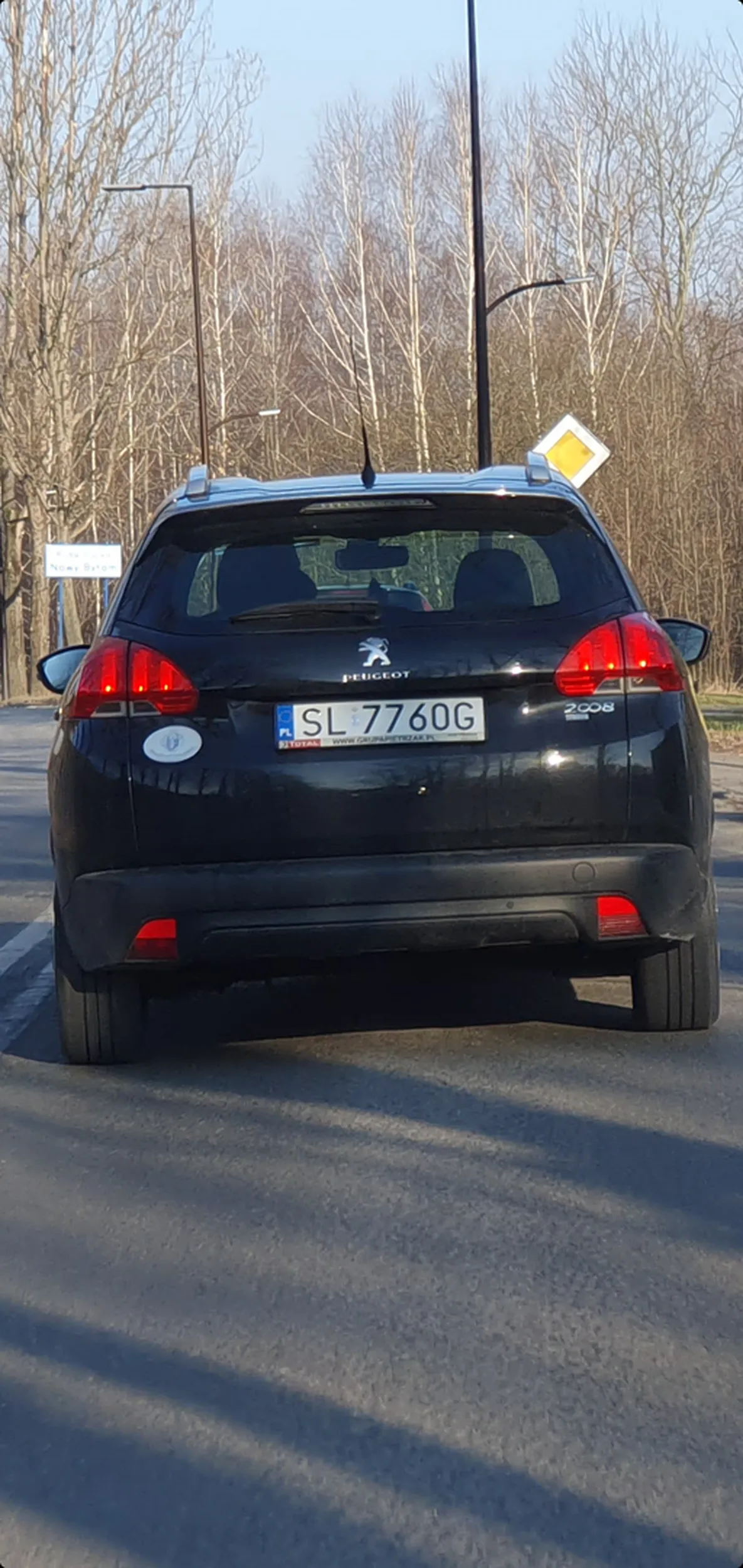 Stary flep, który nie wie, że jak go ktoś wyprzedza, to nie ma prawa przyspieszać i uniemożliwiać wyprzedzenia... po czym zajeżdżać drogę i wyhamowywać. Siedź dziadu w domu i oglądaj tvp, zgredzie śmierdzący