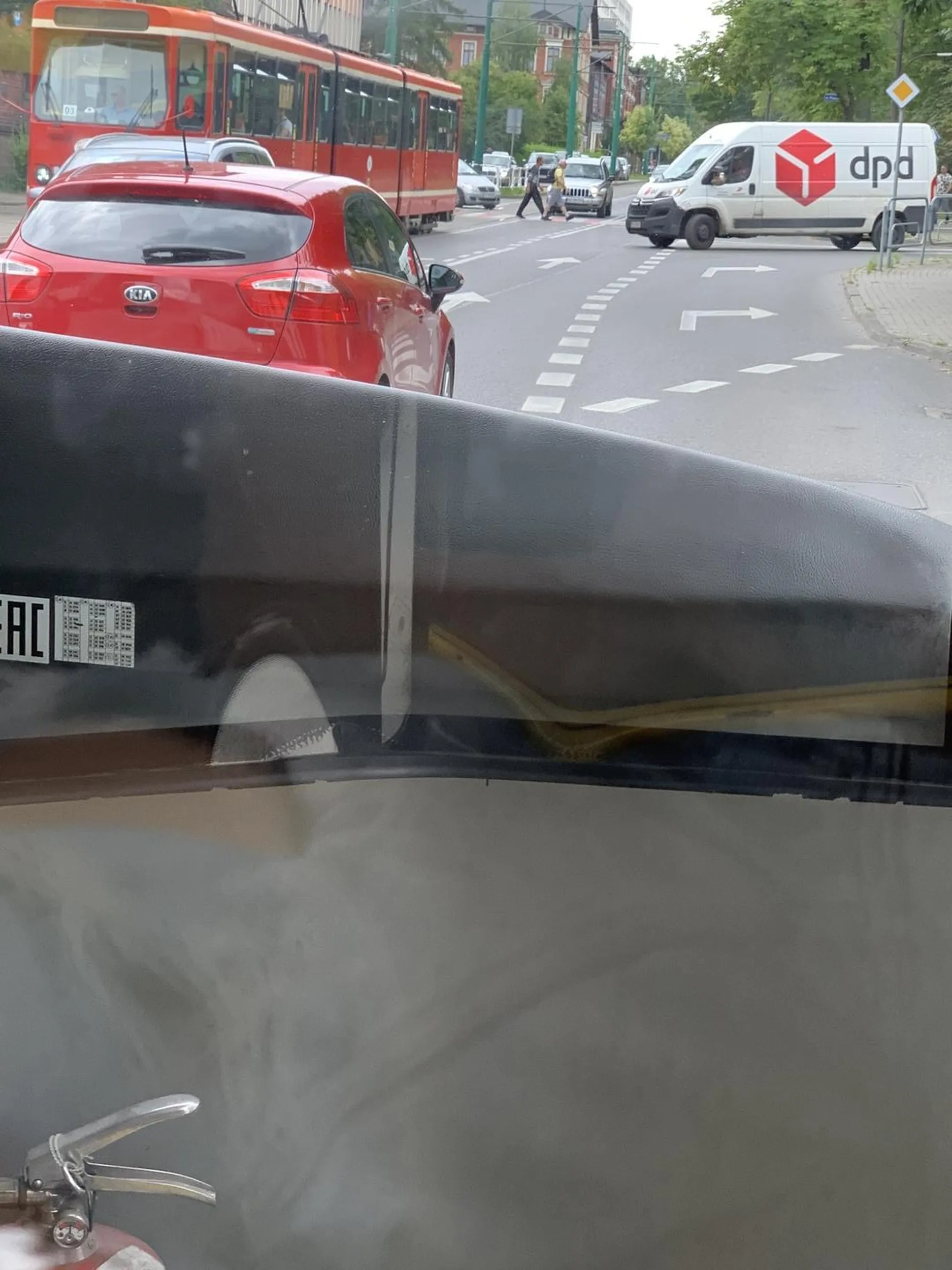 Uwaga na kierowcy wyprzedza pojazdy jechał pod prąd i prawie spowodował wypadek