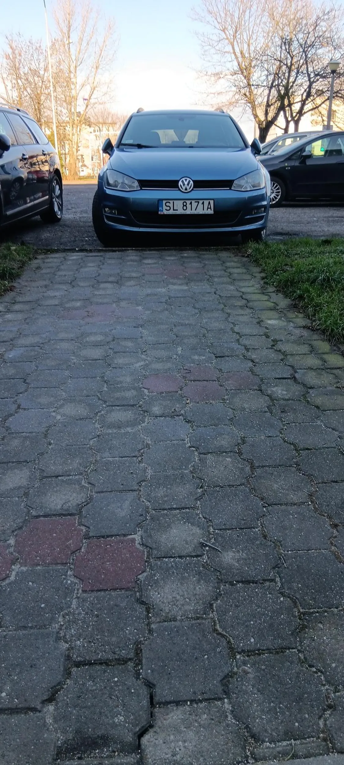 Tak sie parkuje i blokuje chodnik