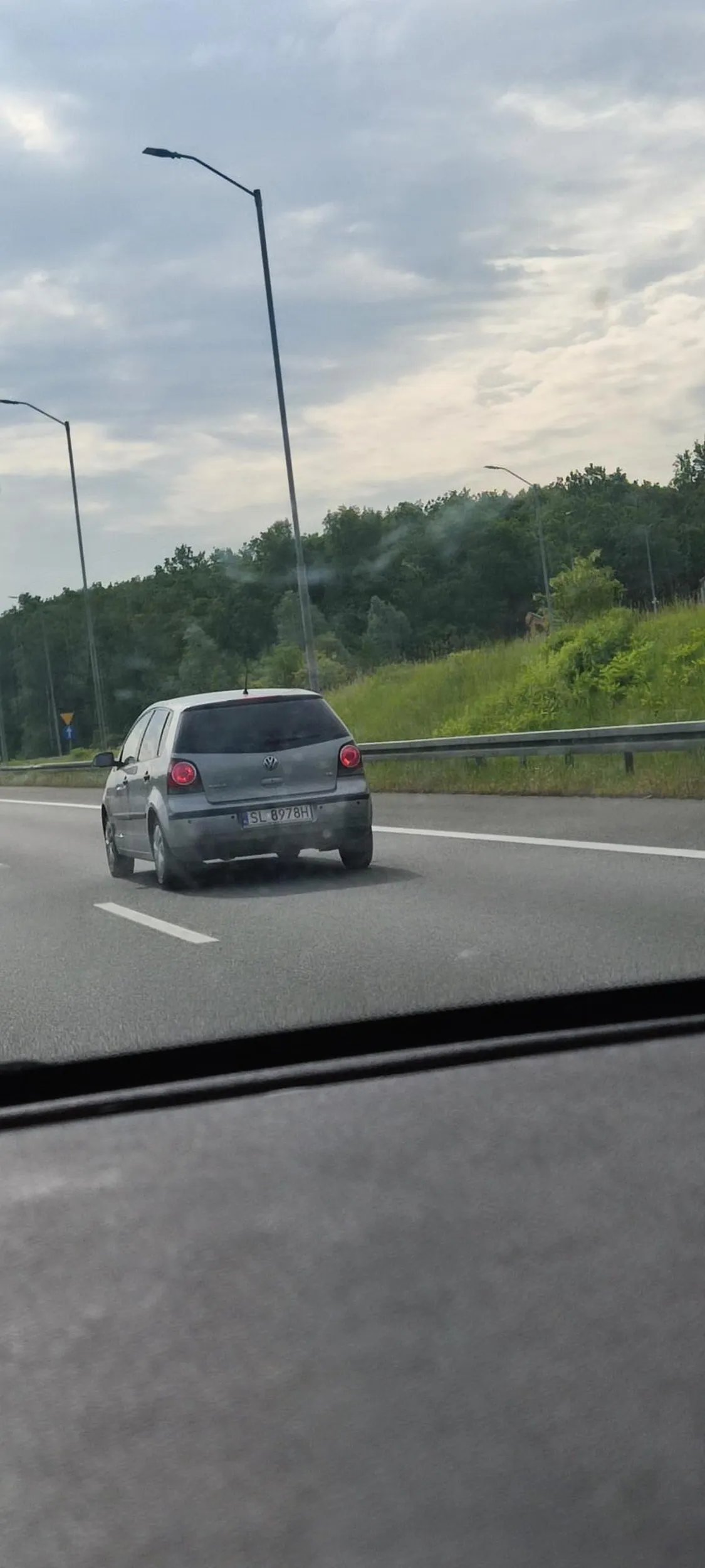 Kierowca zajeżdża drogę, wywołując niebezpieczeństwo na drodze. Wykonuje dziwne gęsty, prawdopodobnie pod wpływem narkotyków.