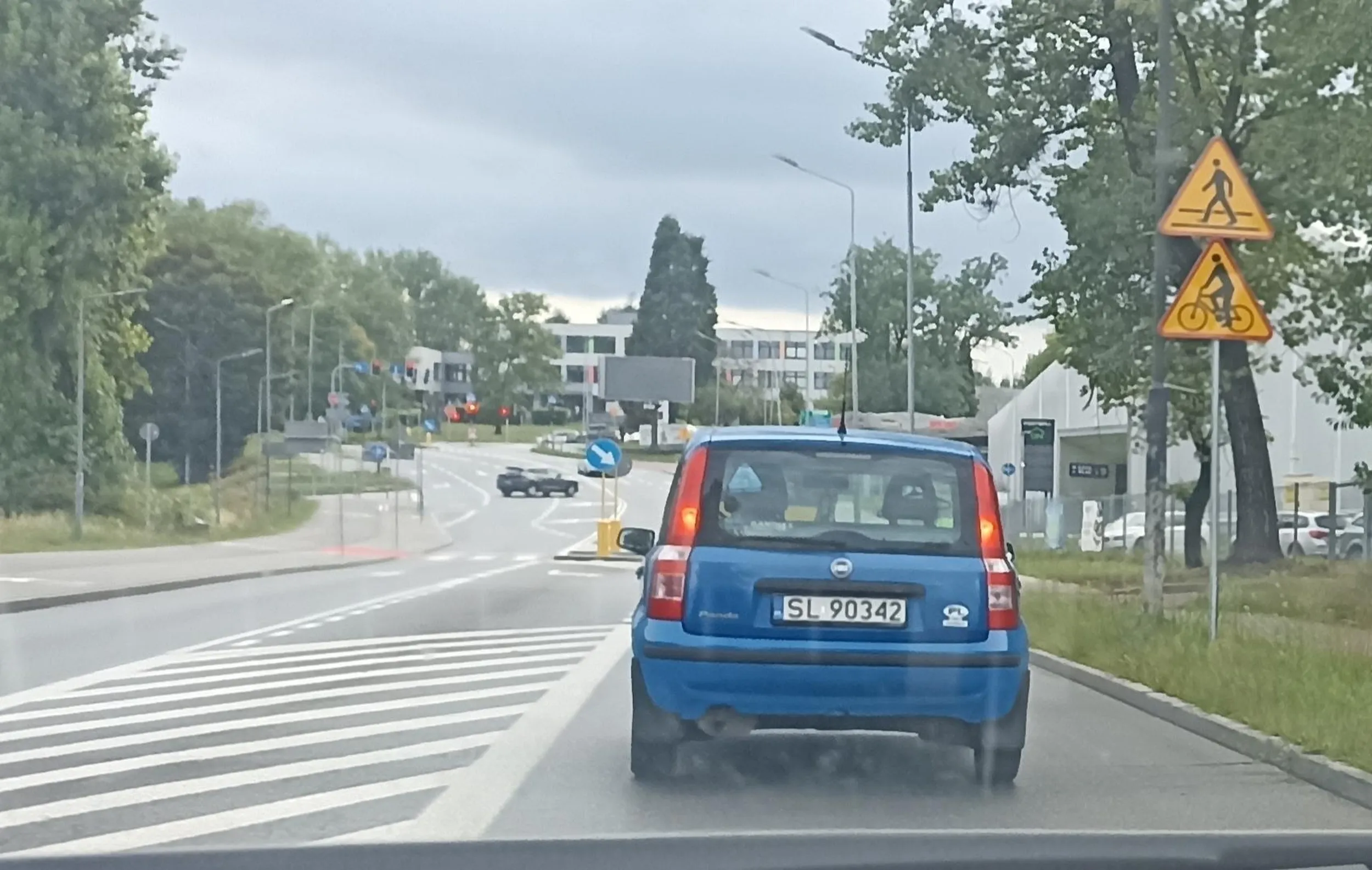 Uwaga dziadzia ledwie siedzi i prowadzi ...duże trudności z płynnością jazdy i zachowania jednego kierunku jazdy