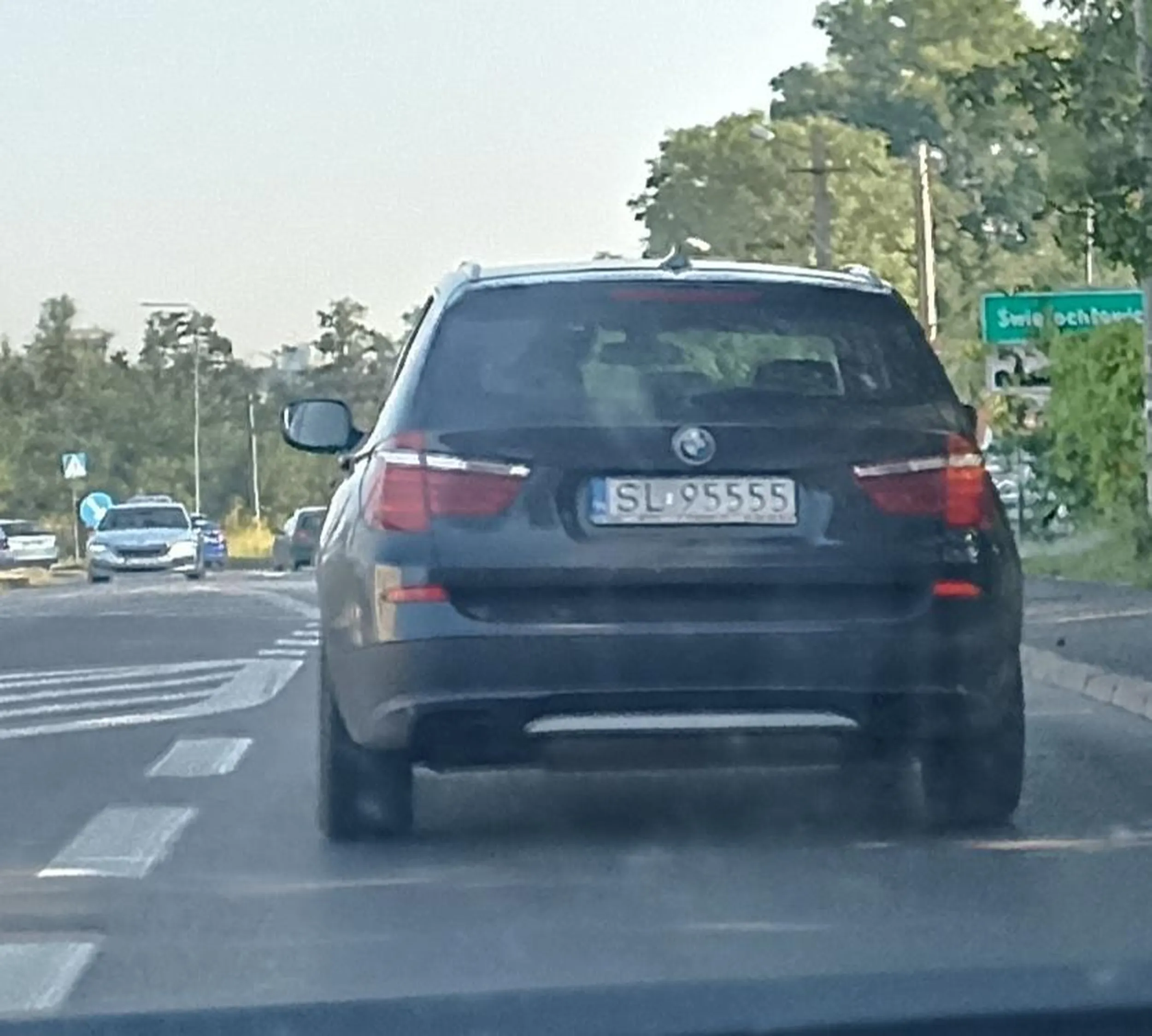 Kierowca który ogranicza ruch a rondo pokonuje z prędkością 2km/h Hamuje nie wiadomo po co na prostej drodze